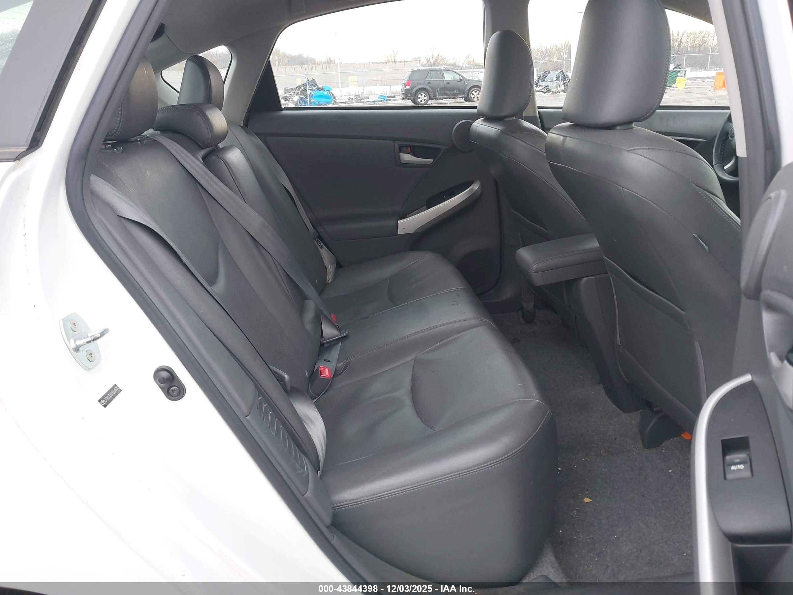 TOYOTA PRIUS image 8