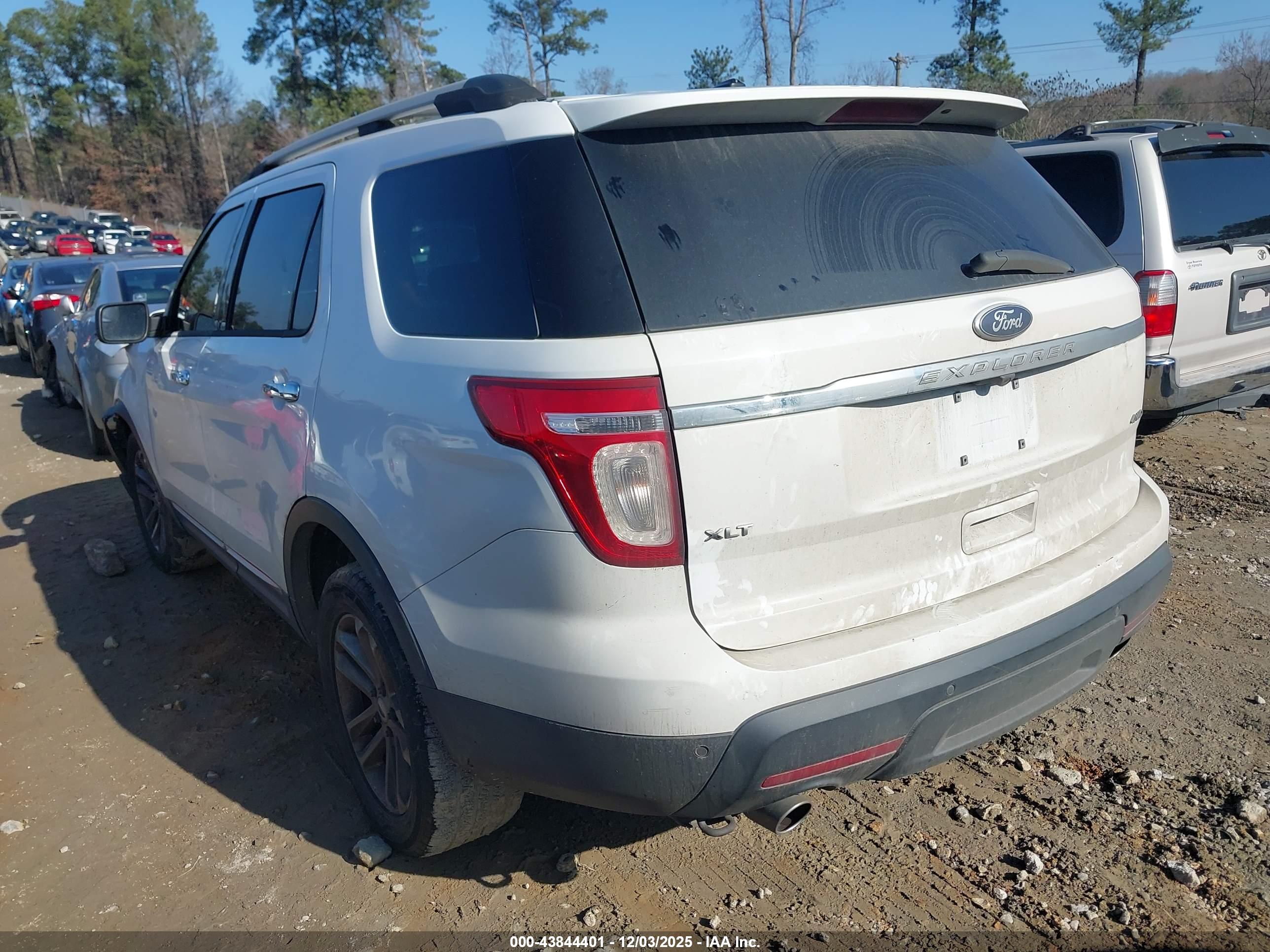 FORD EXPLORER image 3