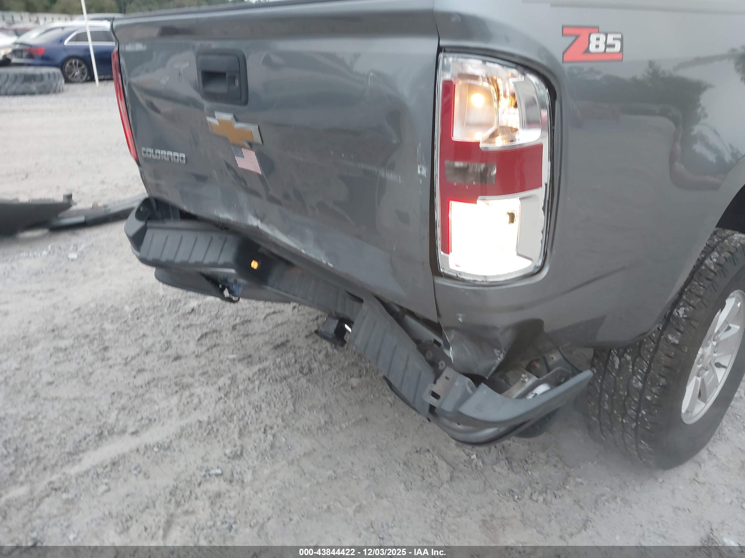 CHEVROLET COLORADO image 6