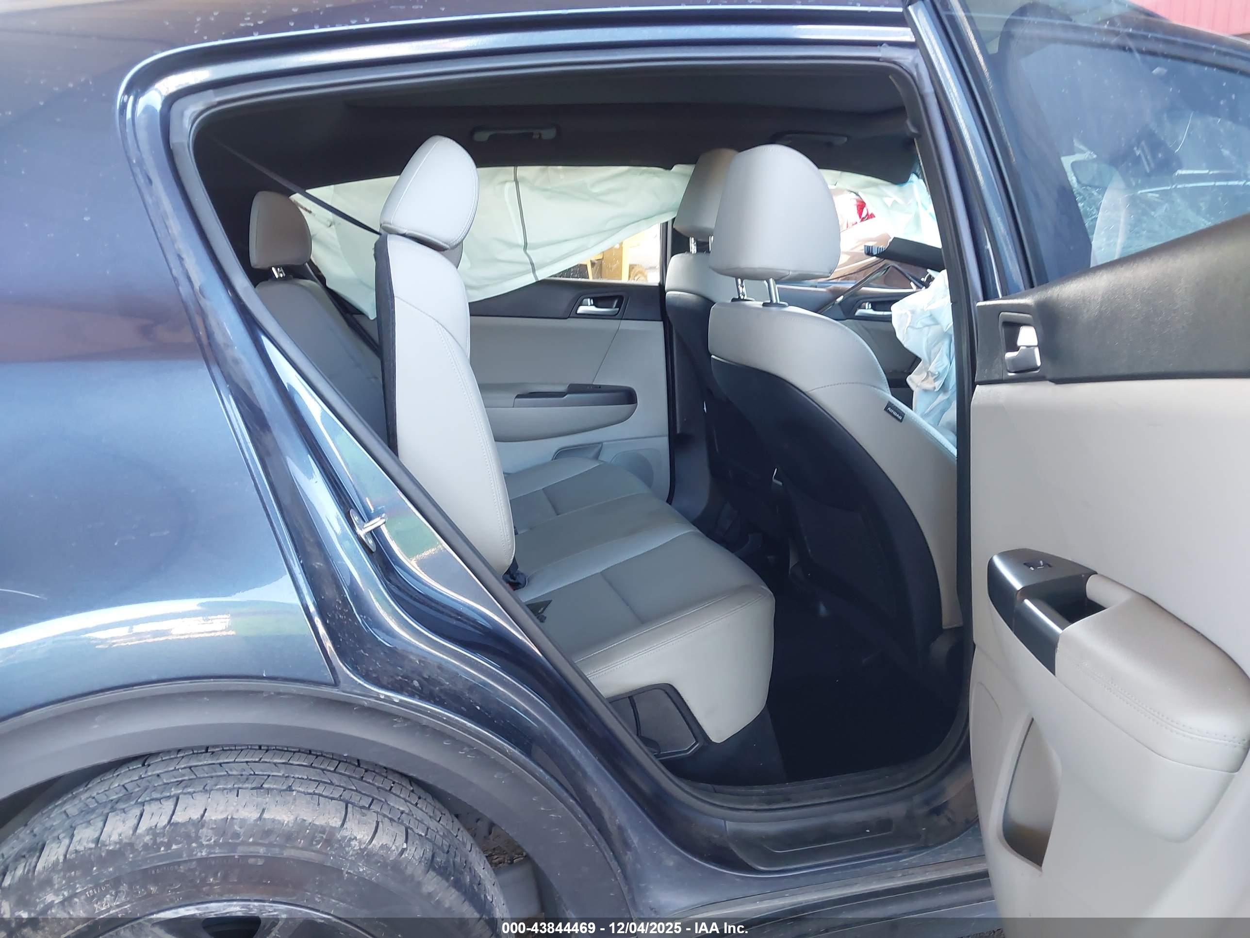 KIA SPORTAGE image 8
