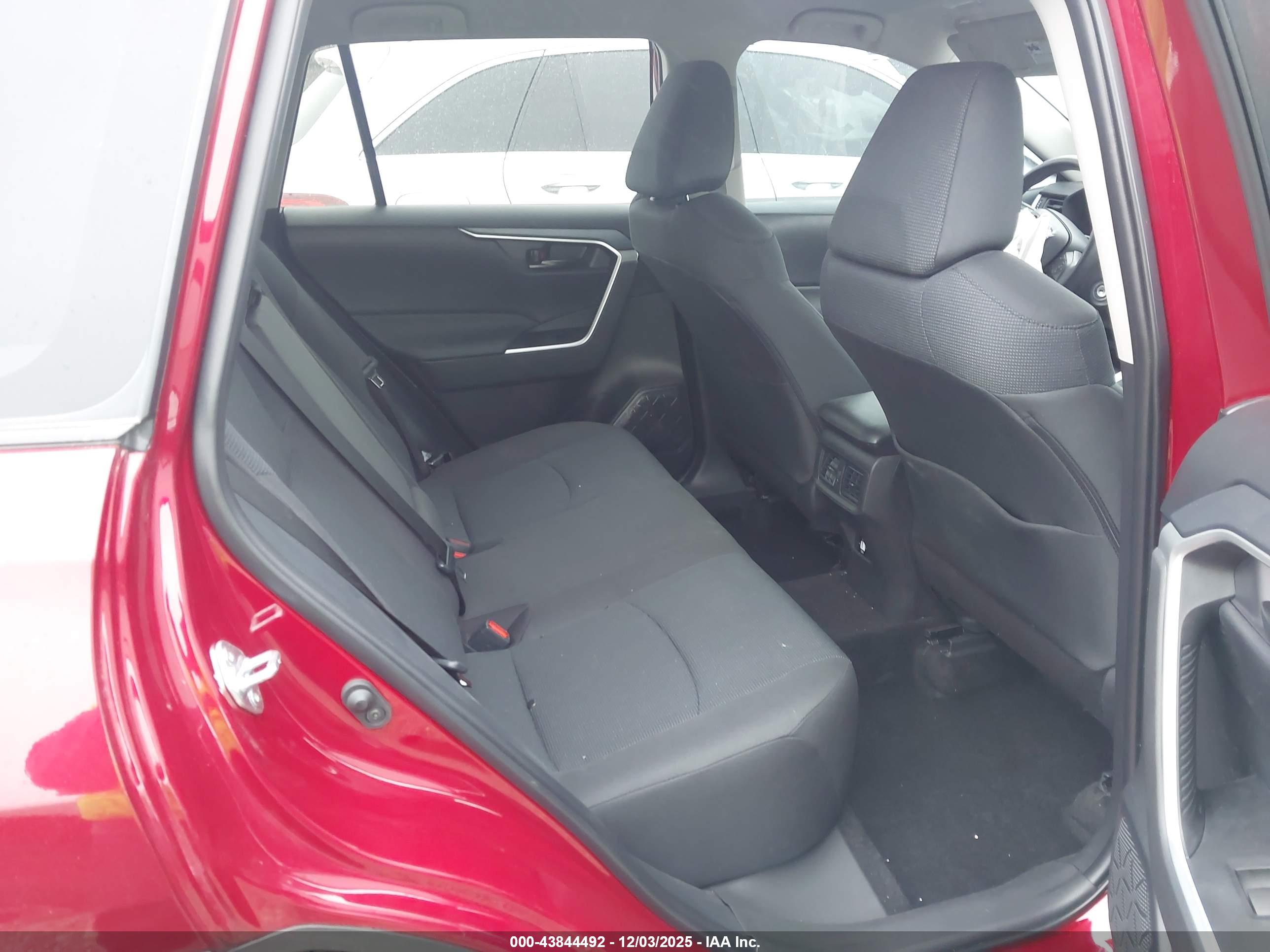 TOYOTA RAV4 image 8