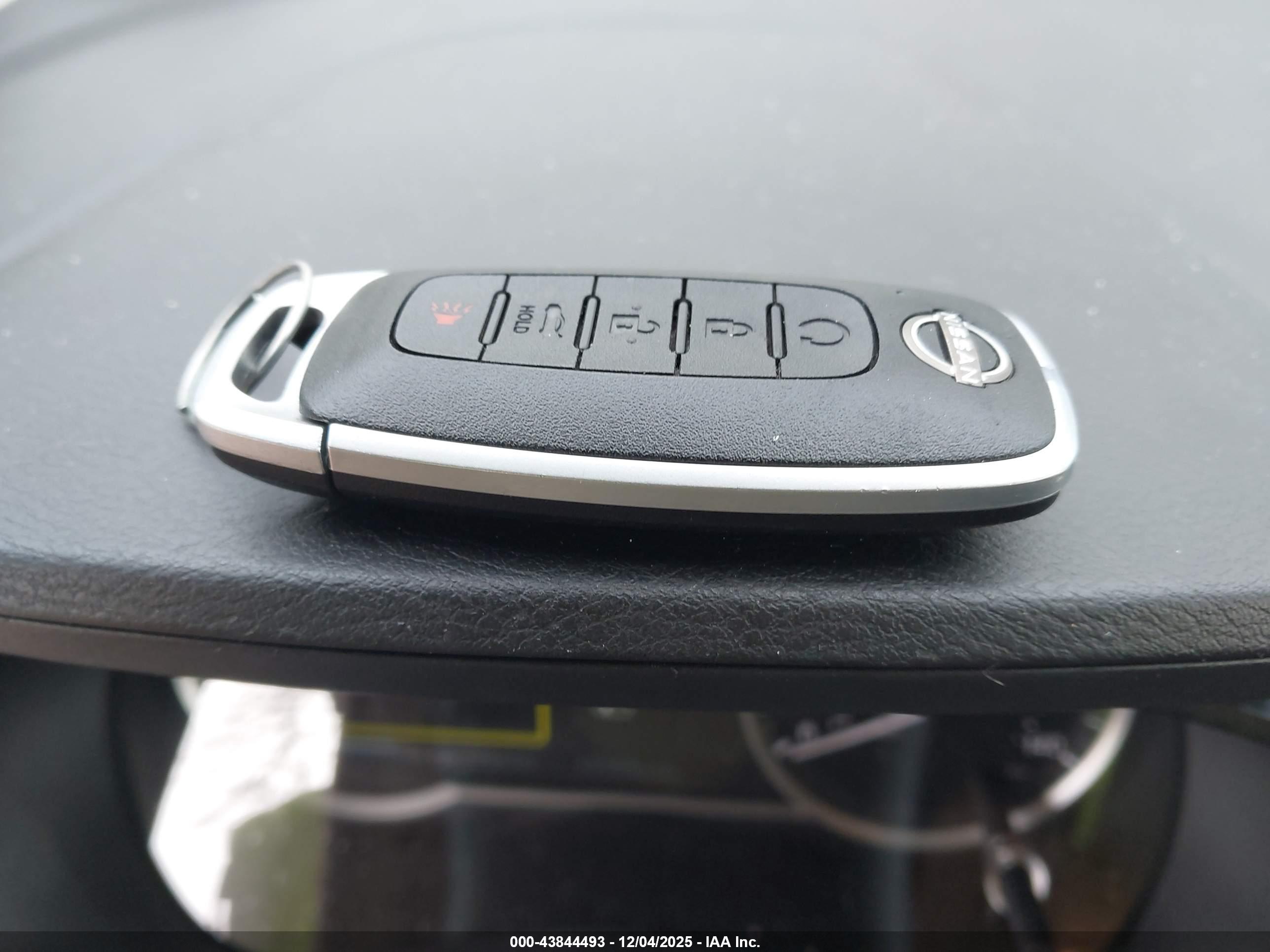 NISSAN VERSA image 11