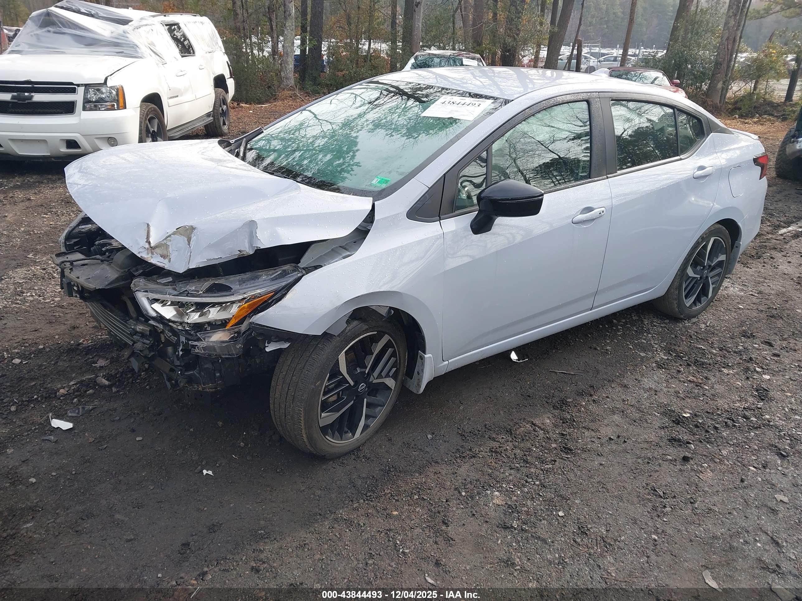 NISSAN VERSA image 2