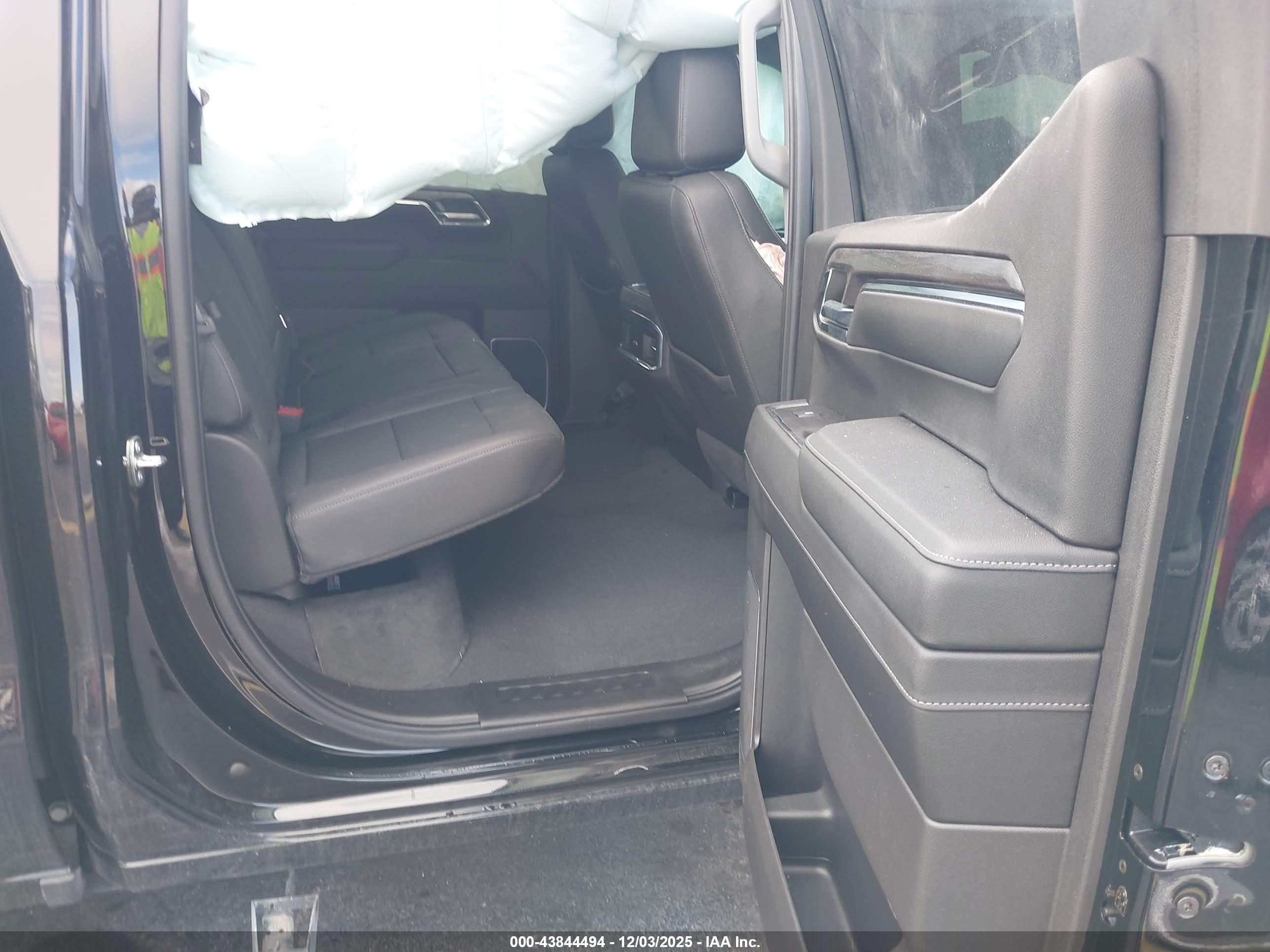 CHEVROLET SILVERADO image 8