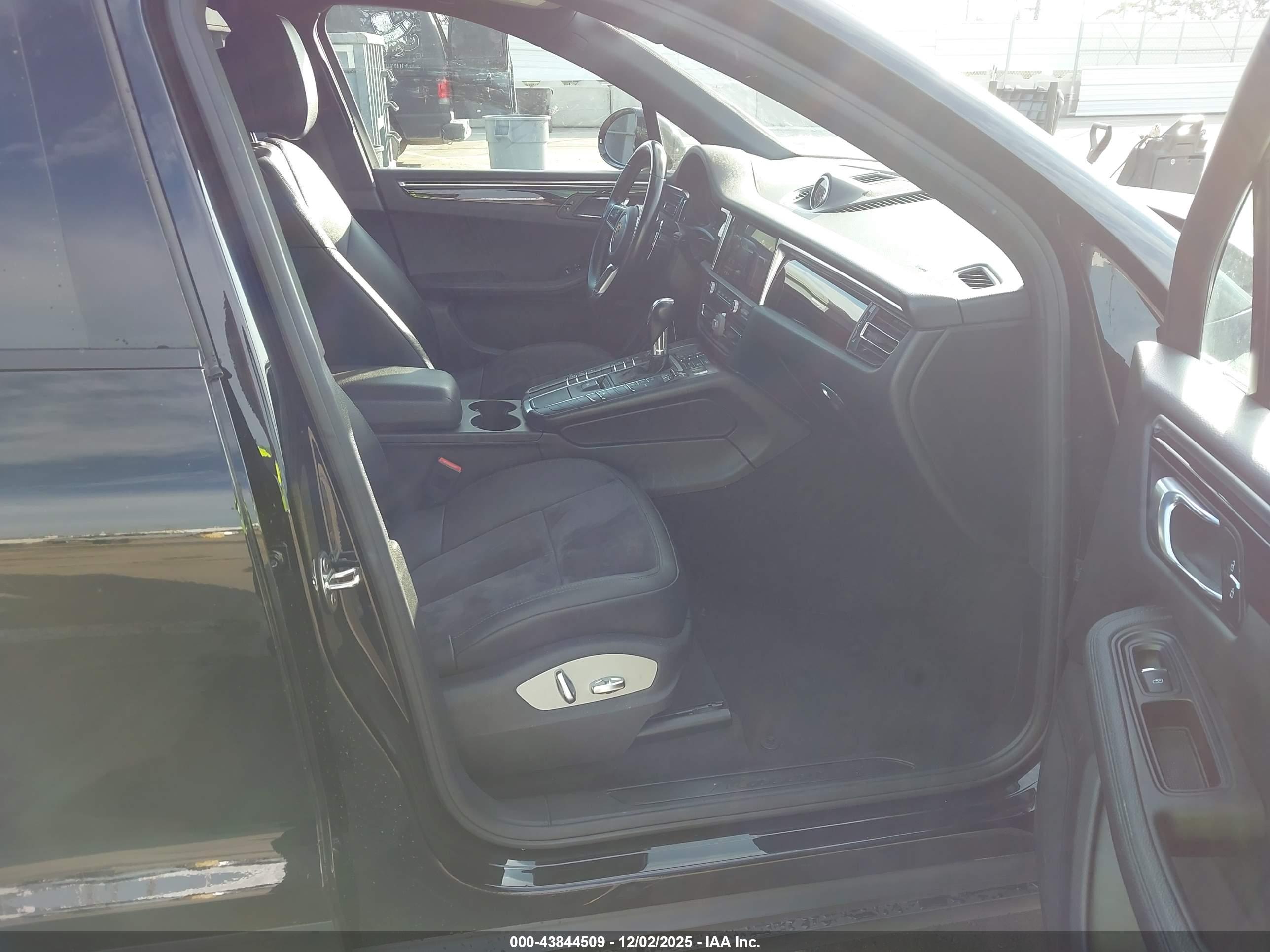 PORSCHE MACAN image 5