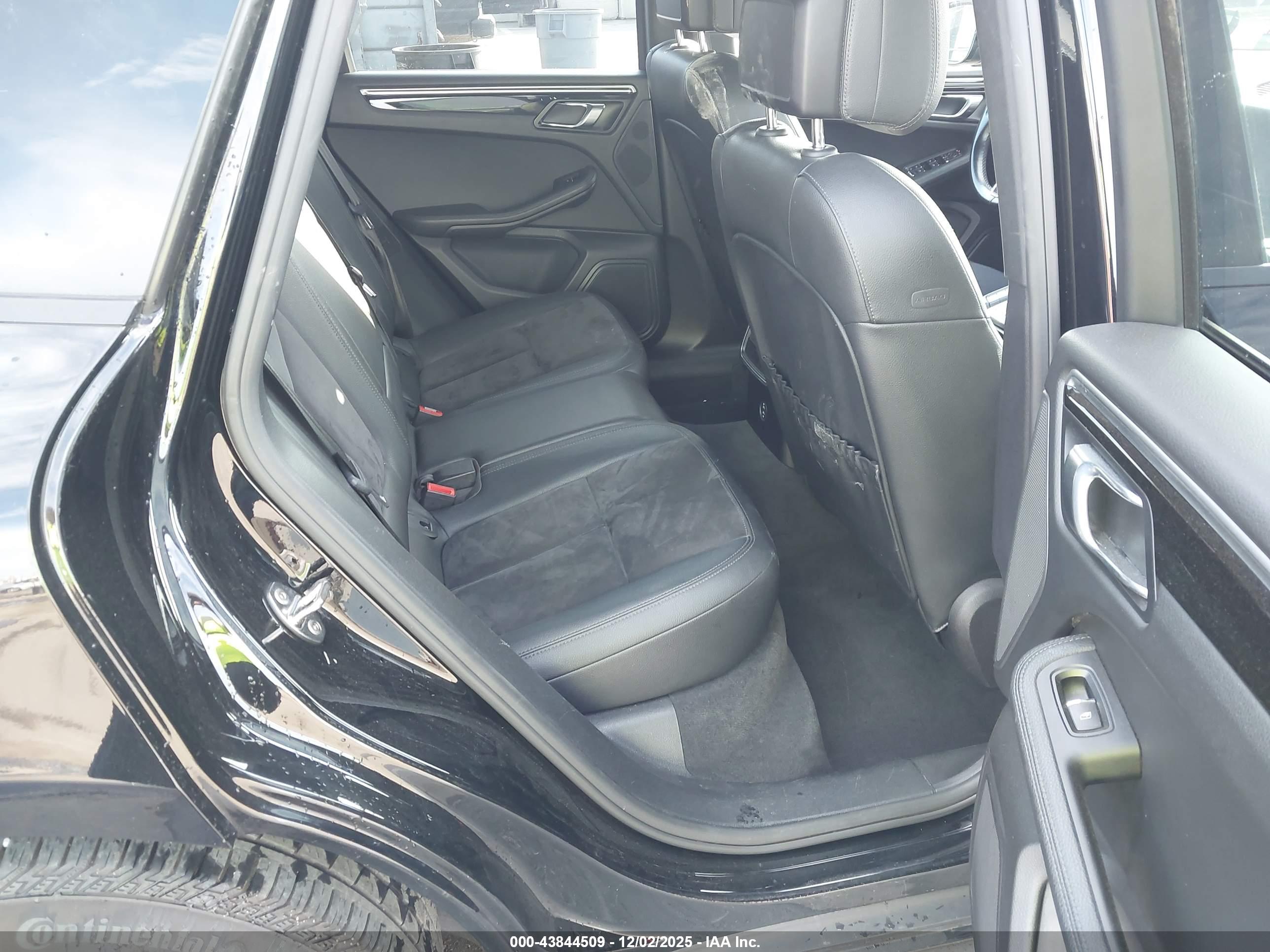 PORSCHE MACAN image 8