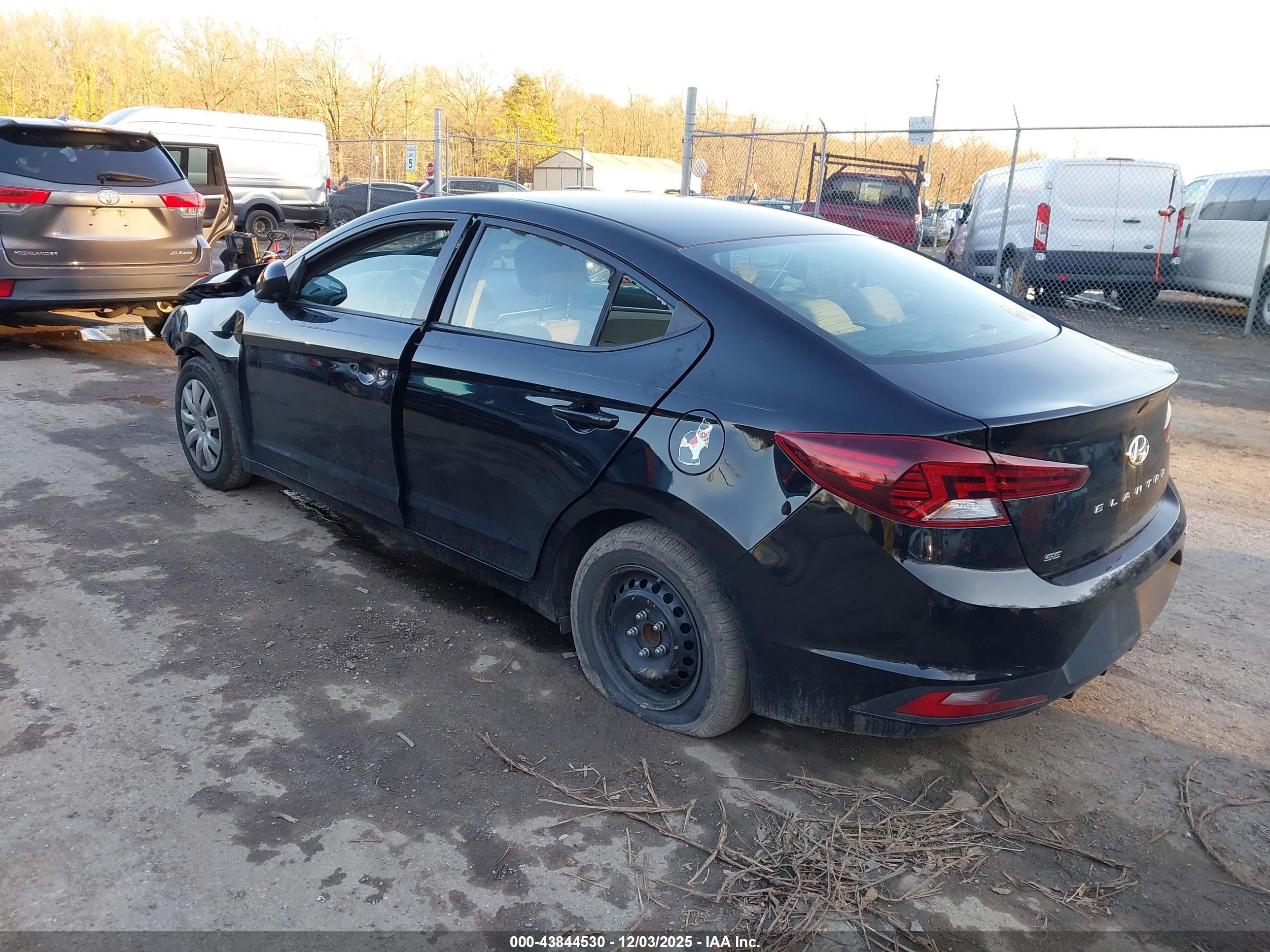 HYUNDAI ELANTRA image 3