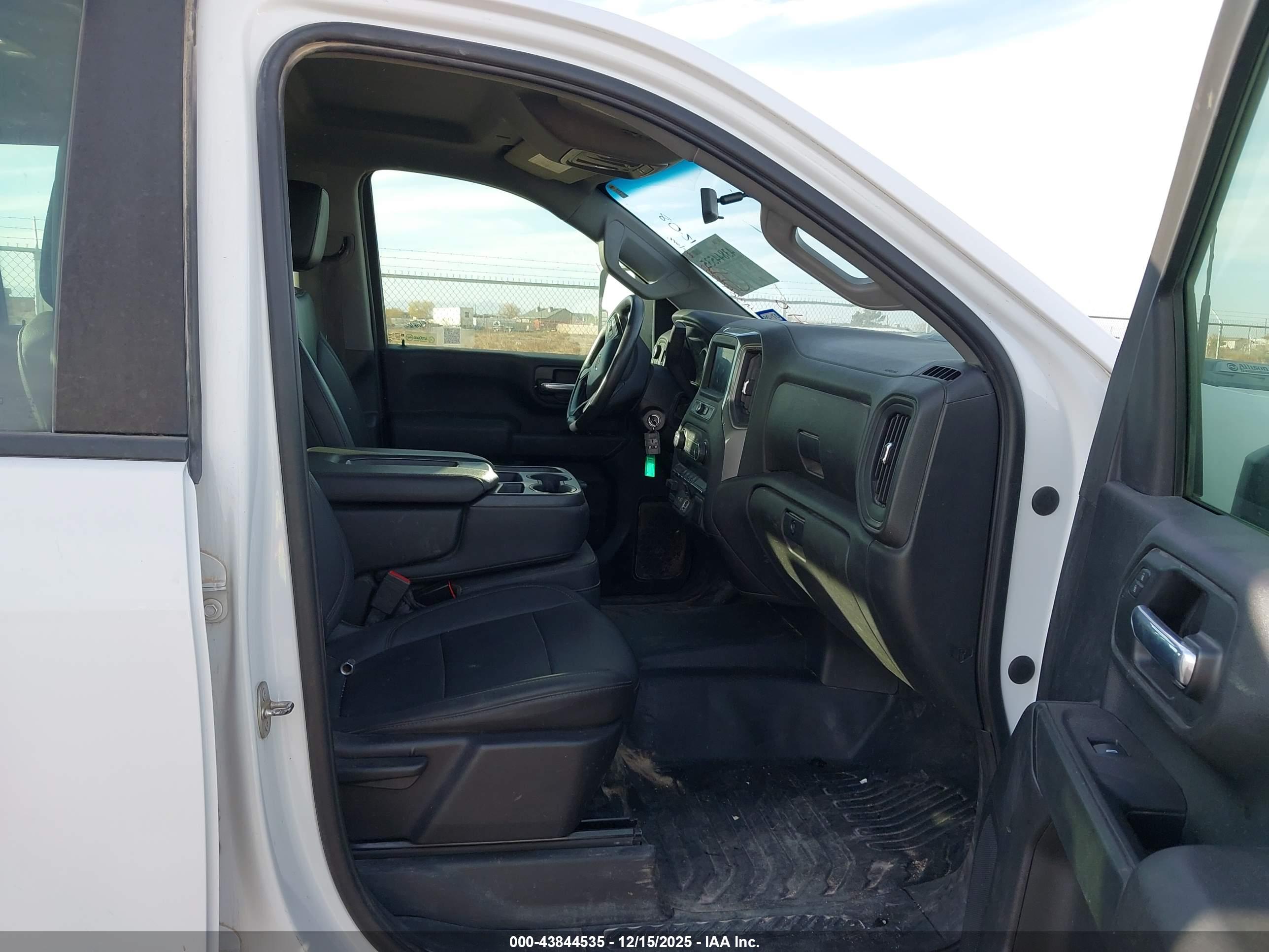 CHEVROLET SILVERADO image 5