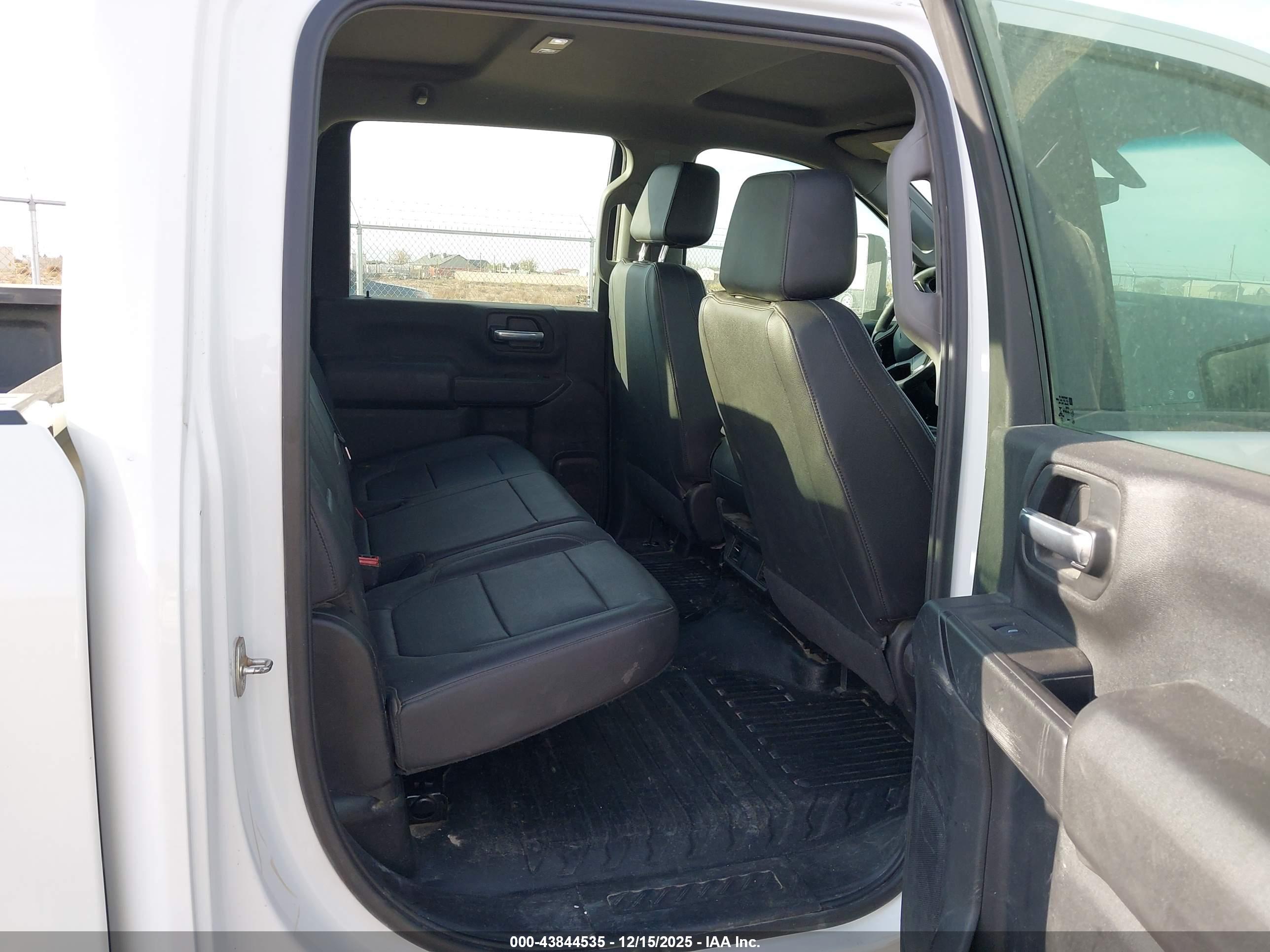 CHEVROLET SILVERADO image 8