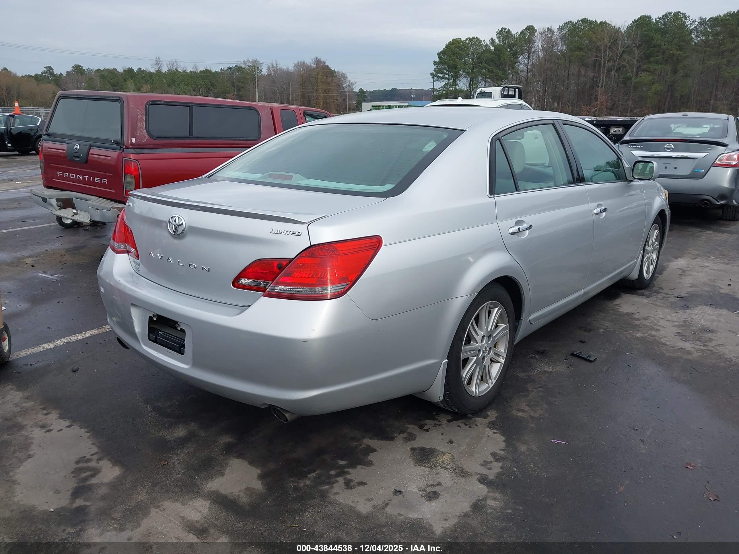 TOYOTA AVALON image 4