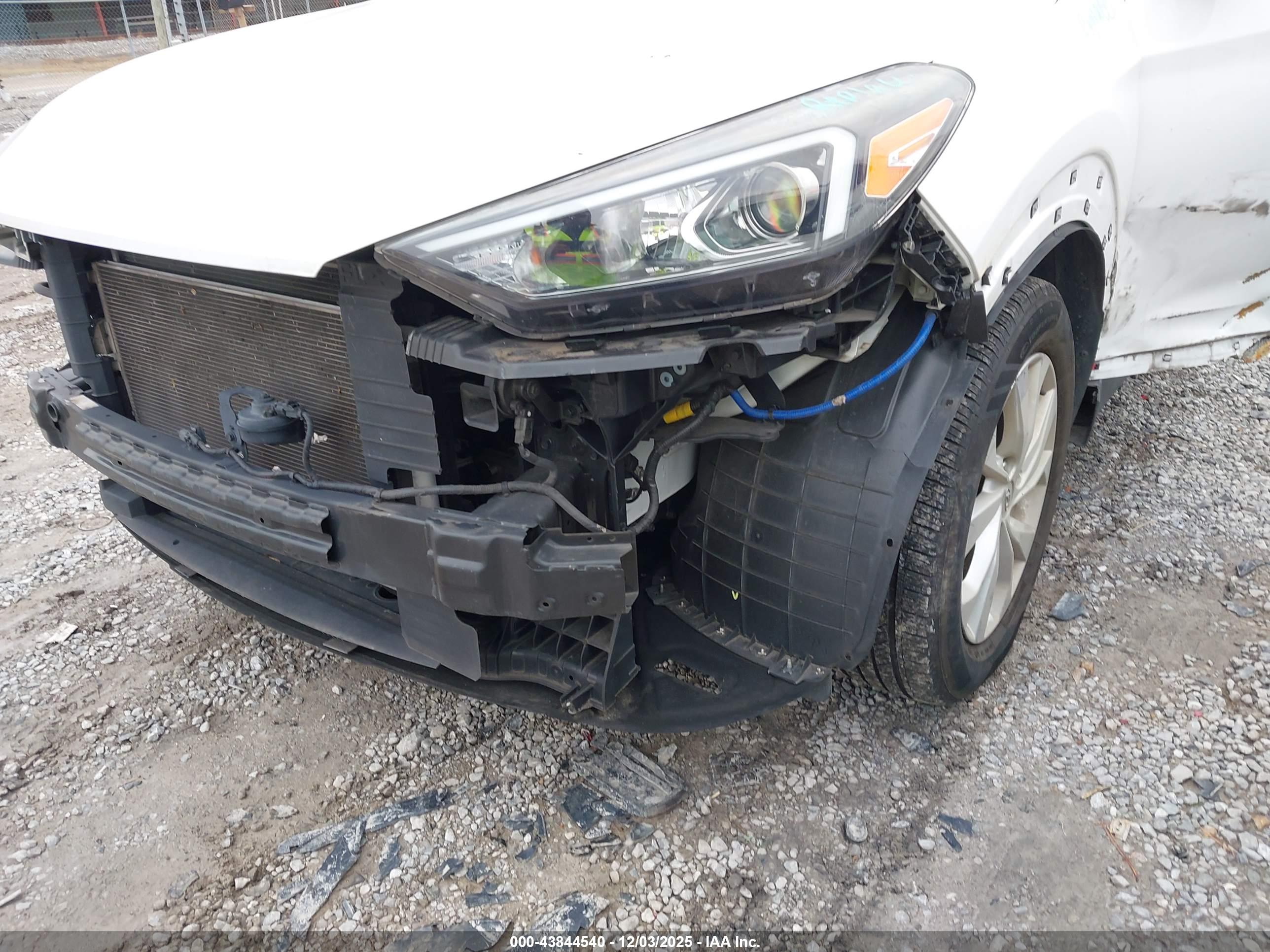 HYUNDAI TUCSON image 6