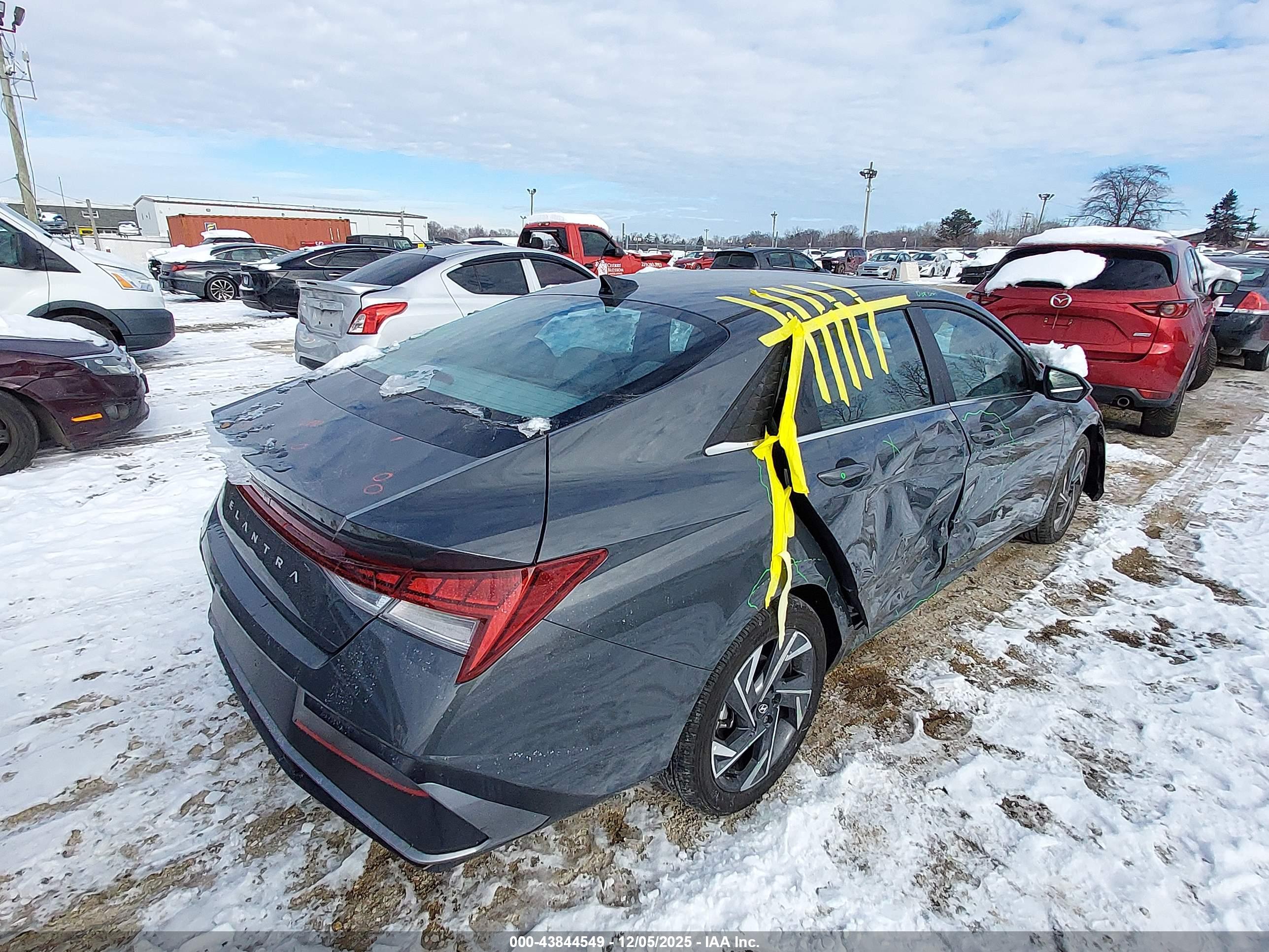 HYUNDAI ELANTRA image 4