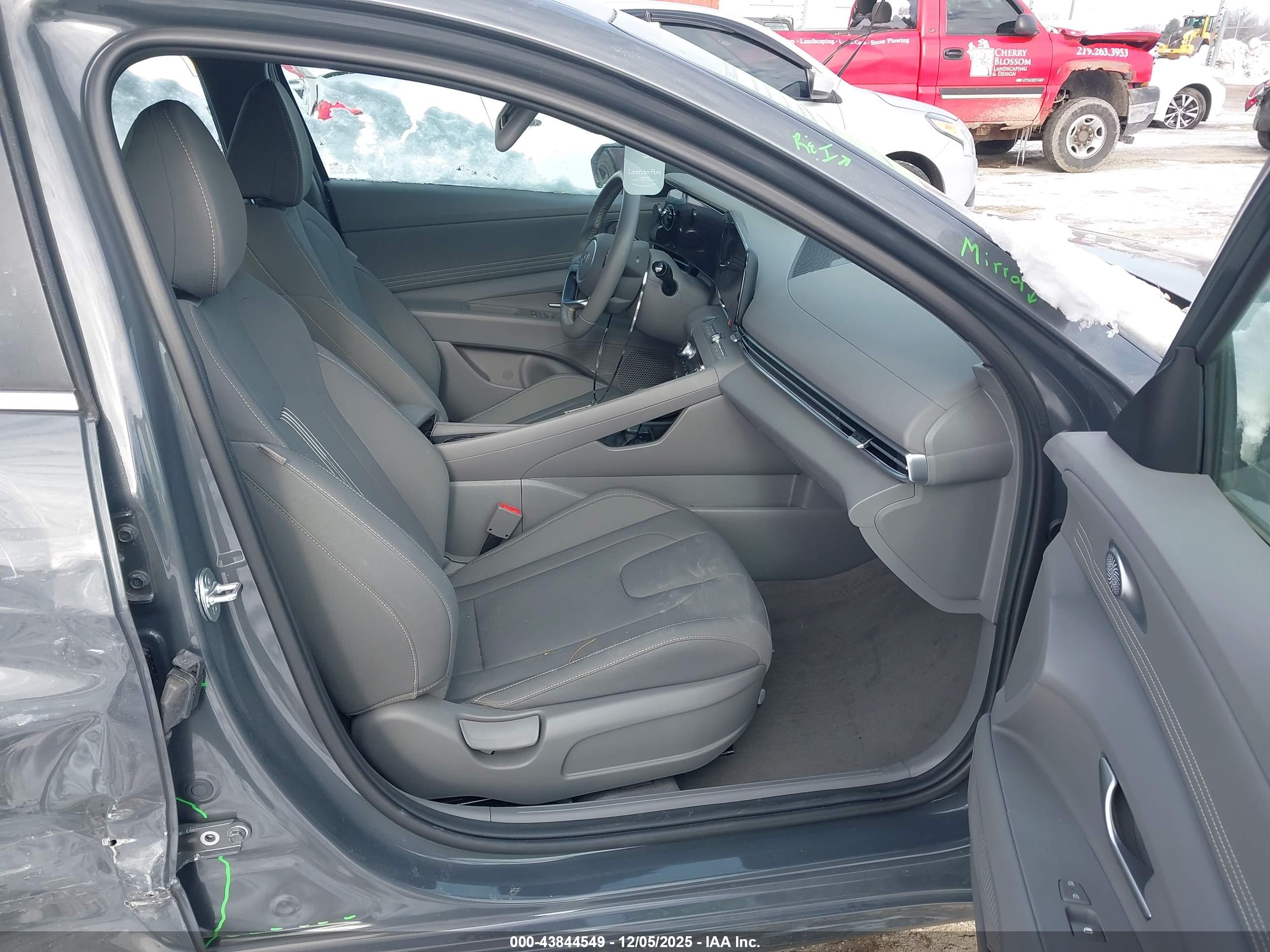HYUNDAI ELANTRA image 5