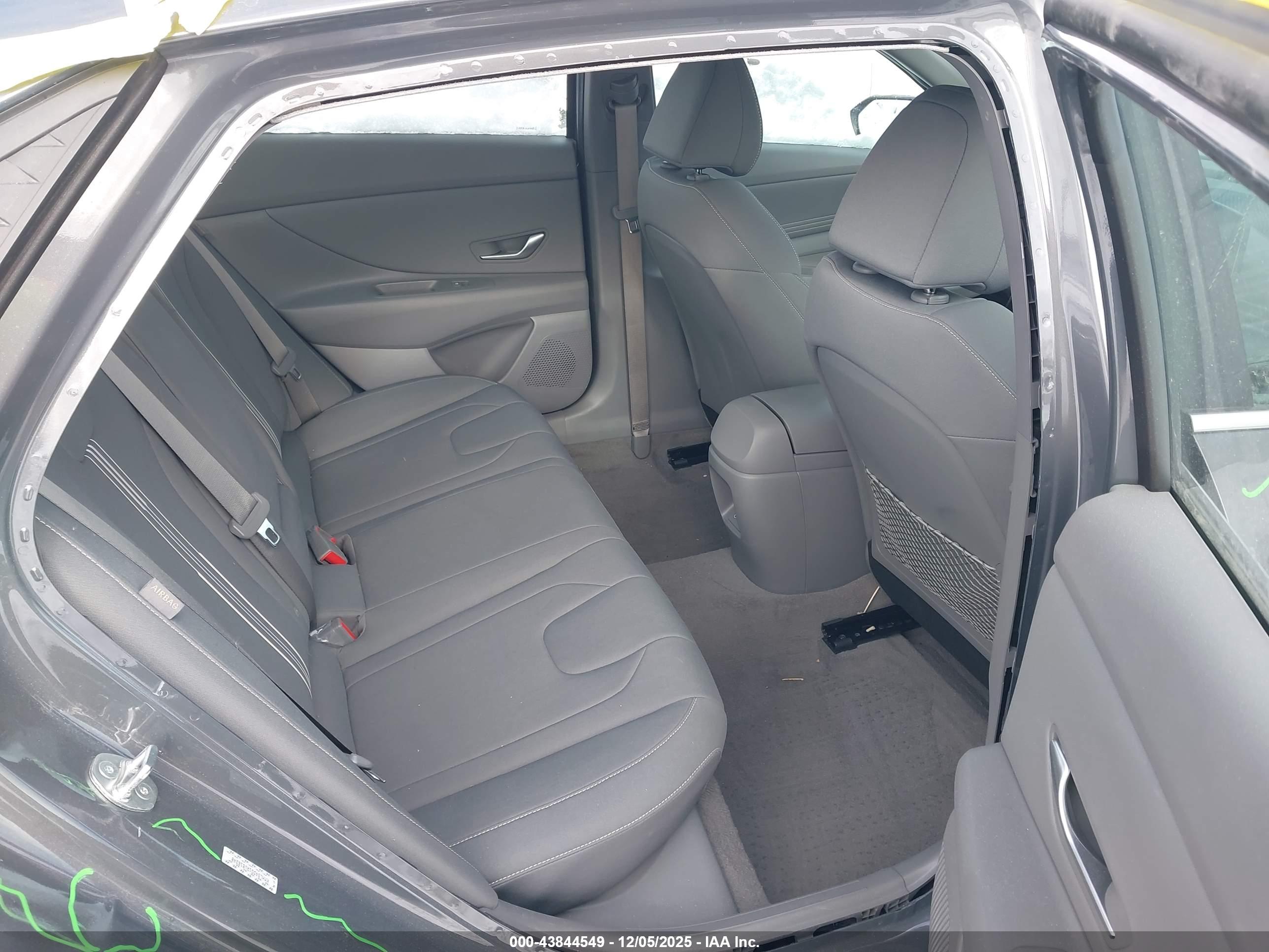 HYUNDAI ELANTRA image 8