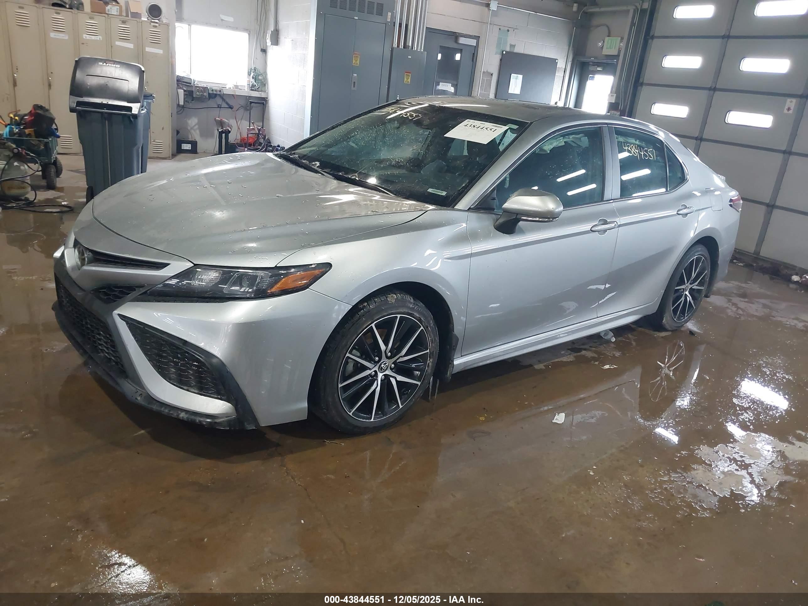 TOYOTA CAMRY image 2