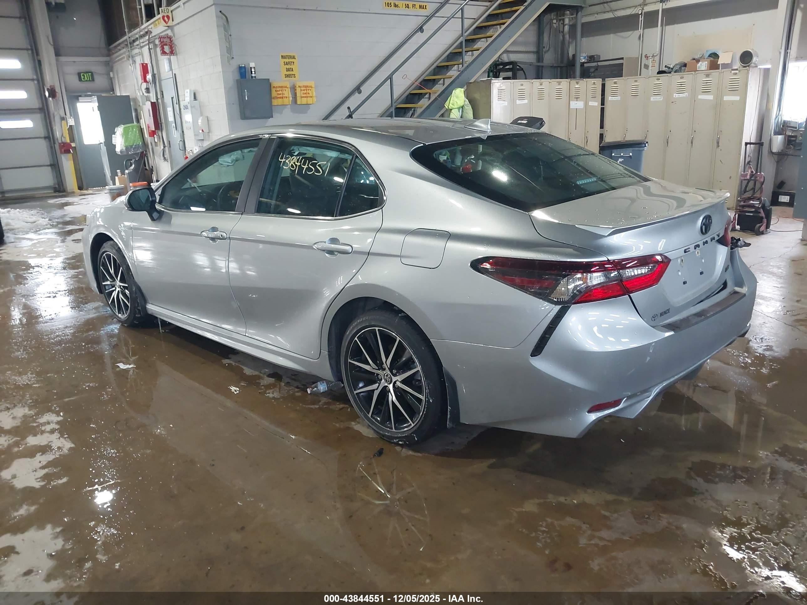 TOYOTA CAMRY image 3