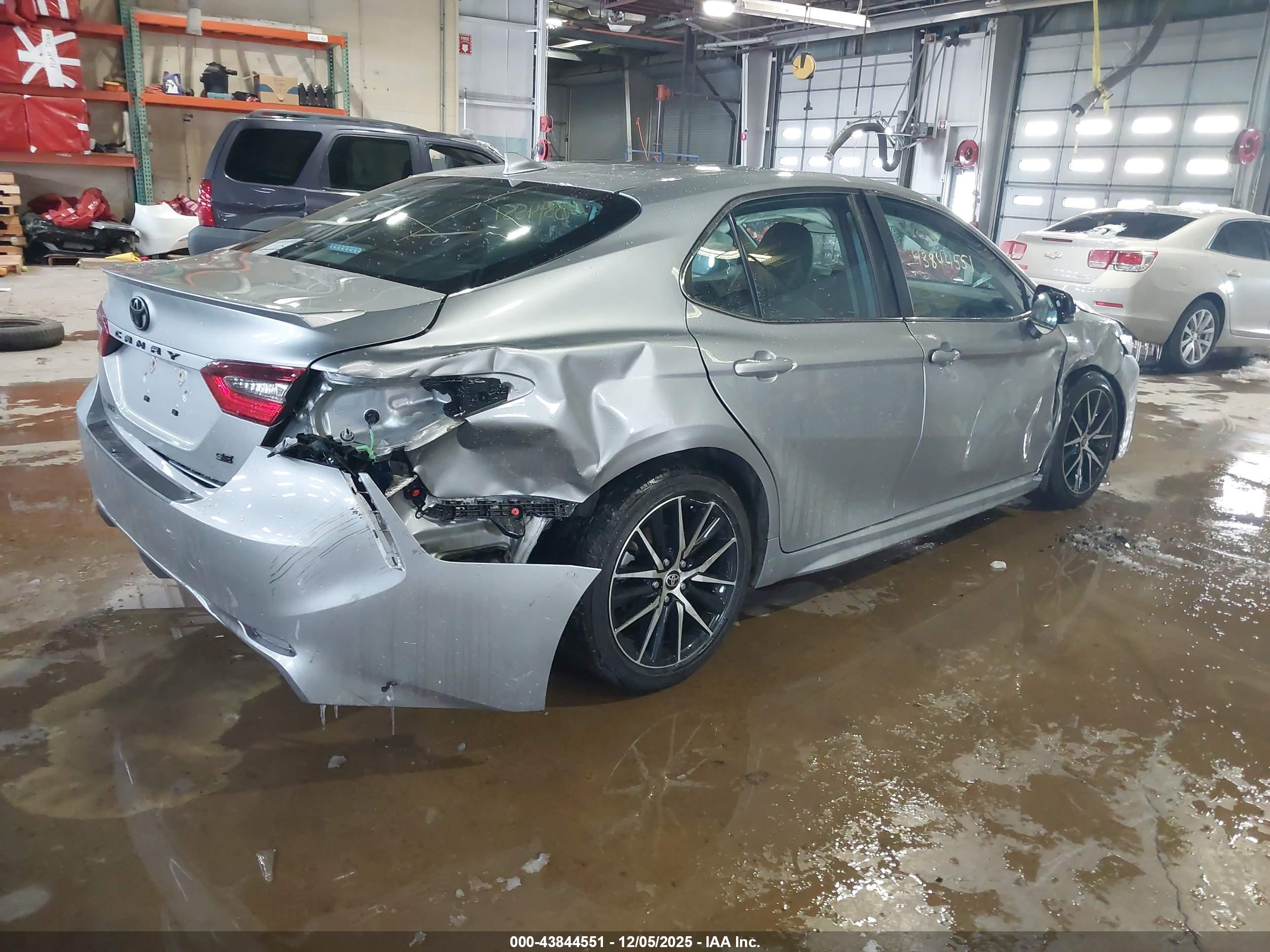 TOYOTA CAMRY image 4