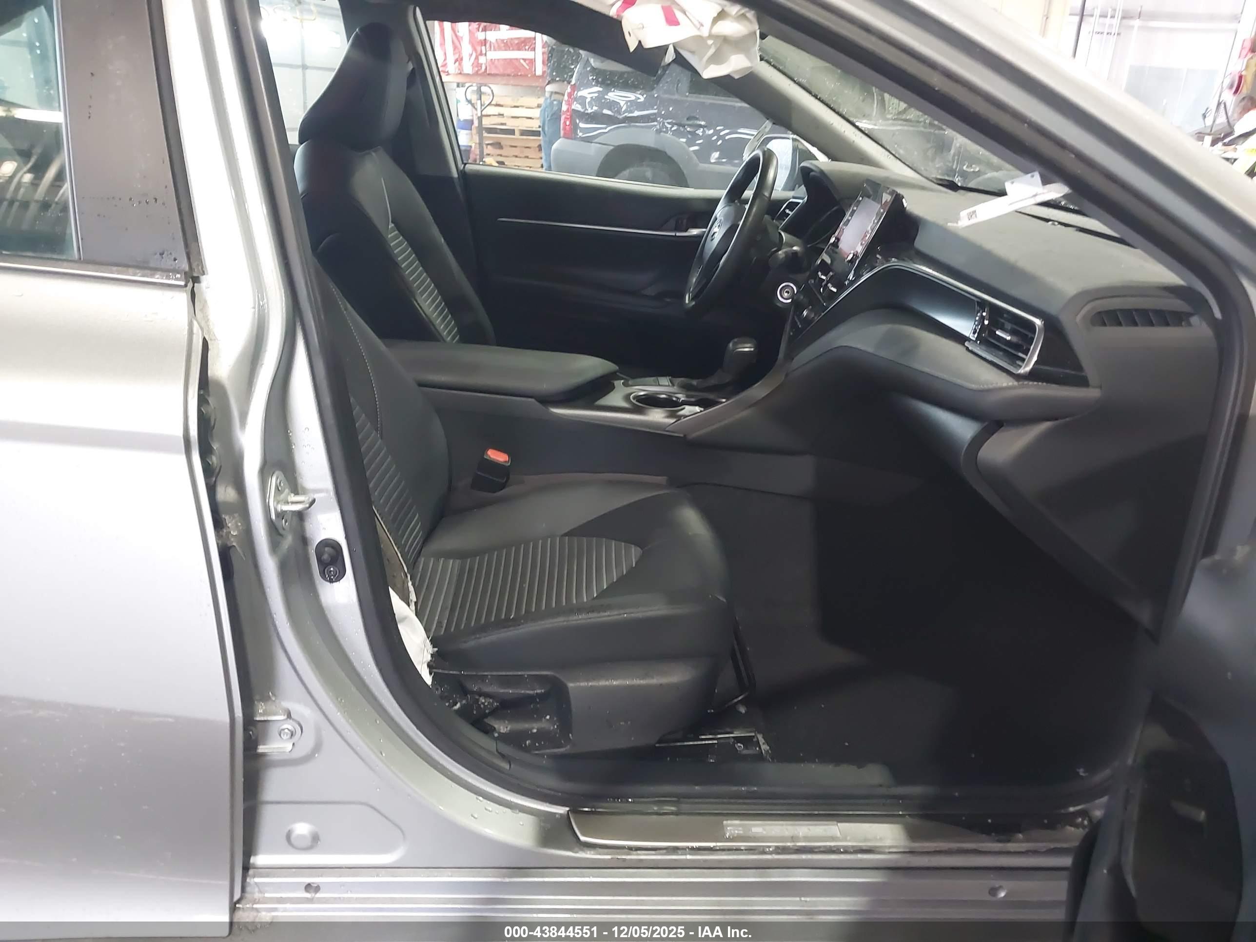 TOYOTA CAMRY image 5