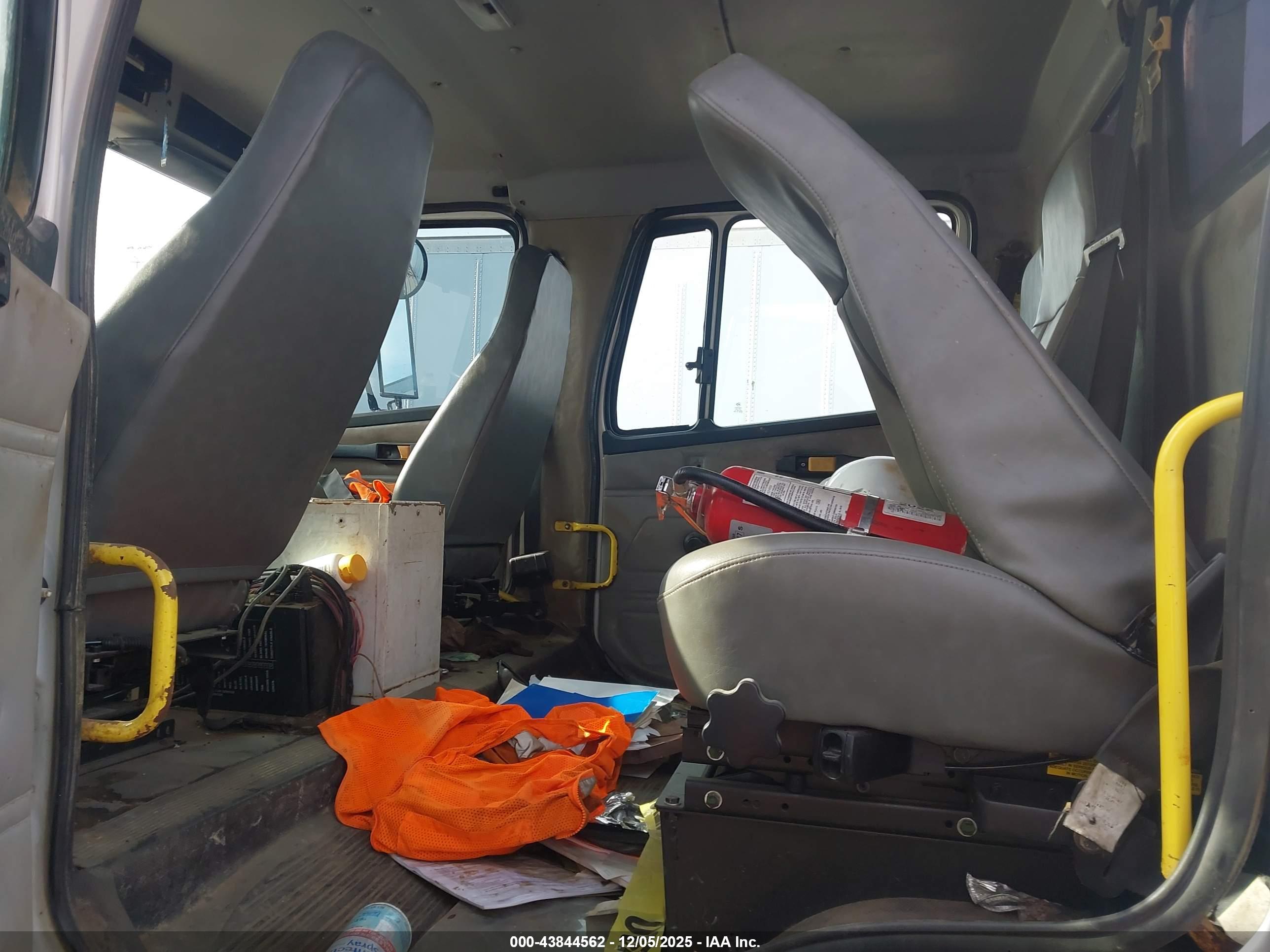 FREIGHTLINER MEDIUM image 7