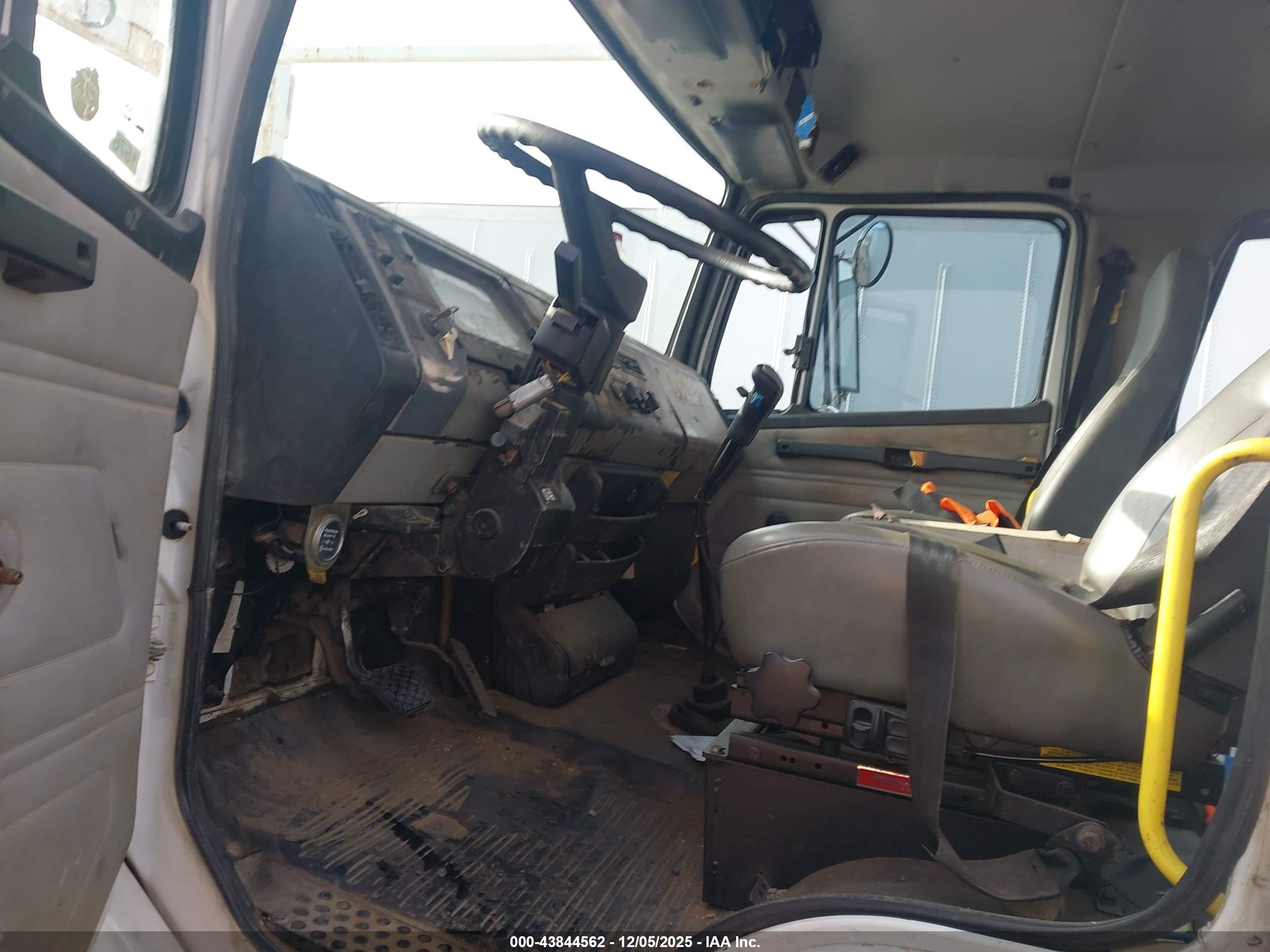 FREIGHTLINER MEDIUM image 8