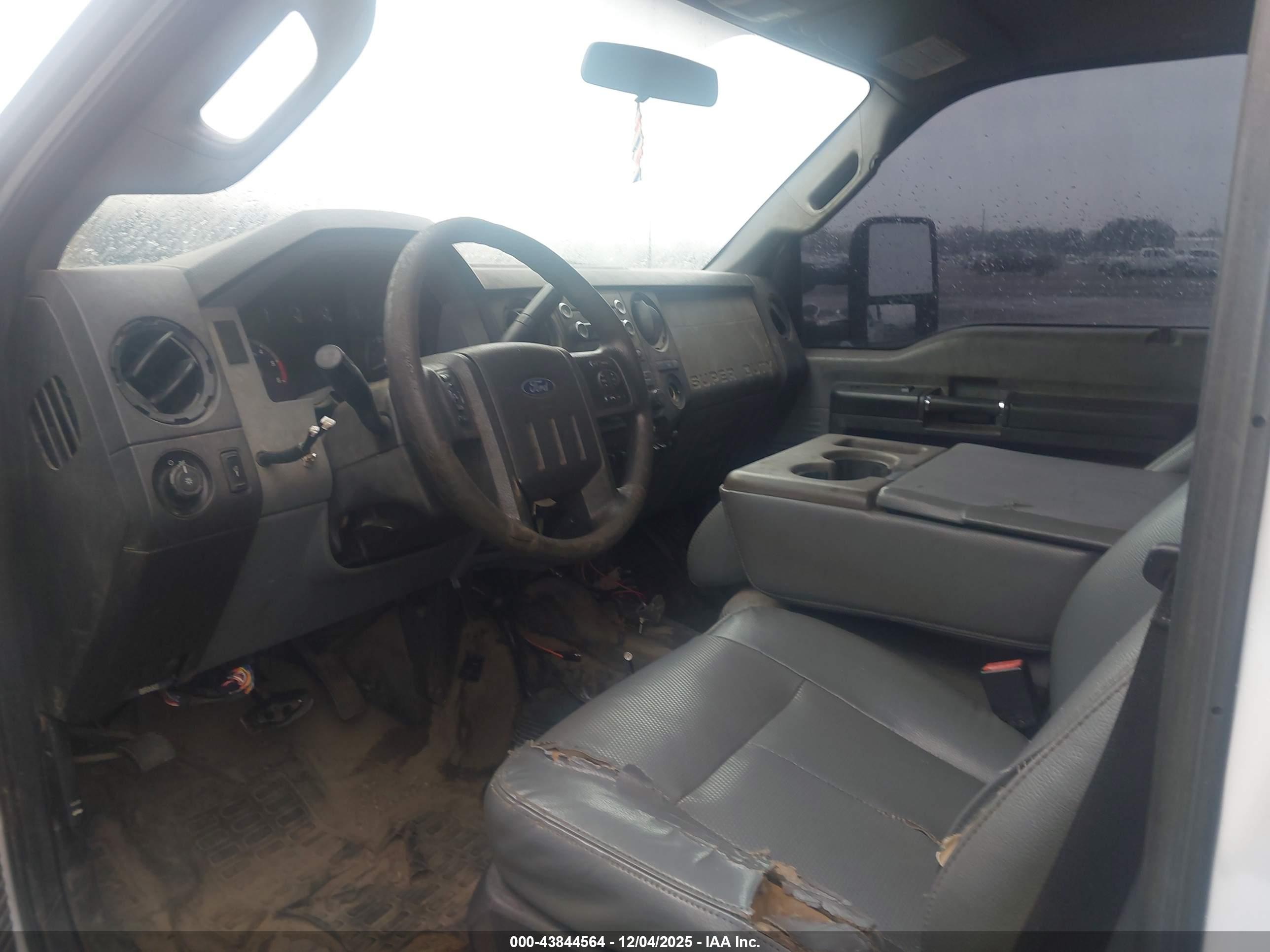 FORD F-550 image 8