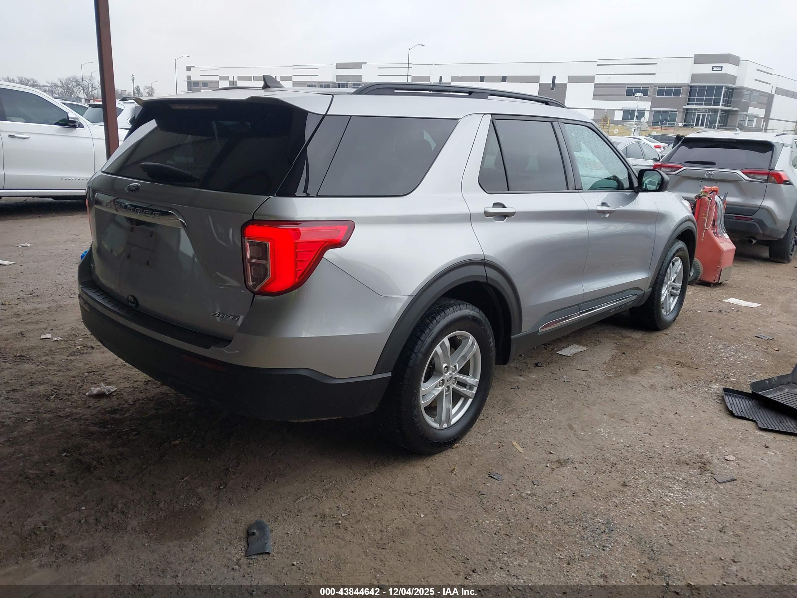 FORD EXPLORER image 4