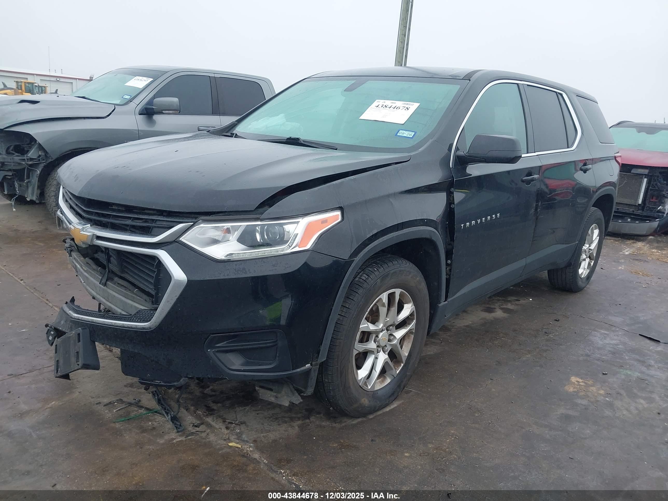 CHEVROLET TRAVERSE image 2