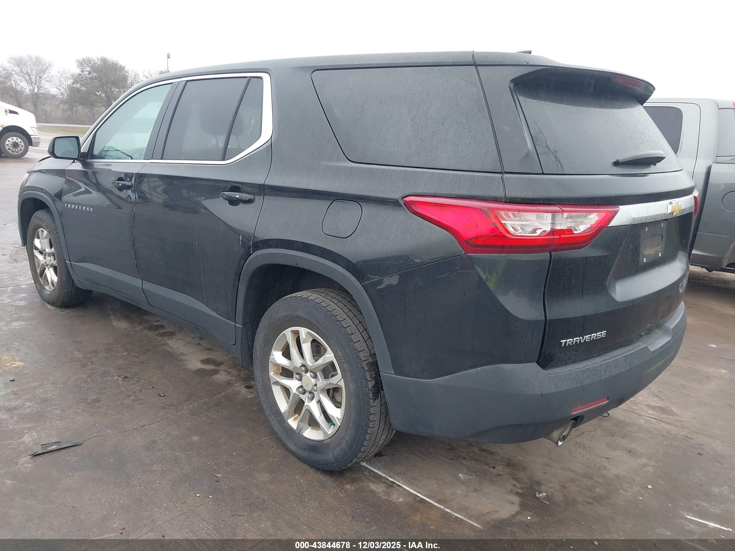 CHEVROLET TRAVERSE image 3