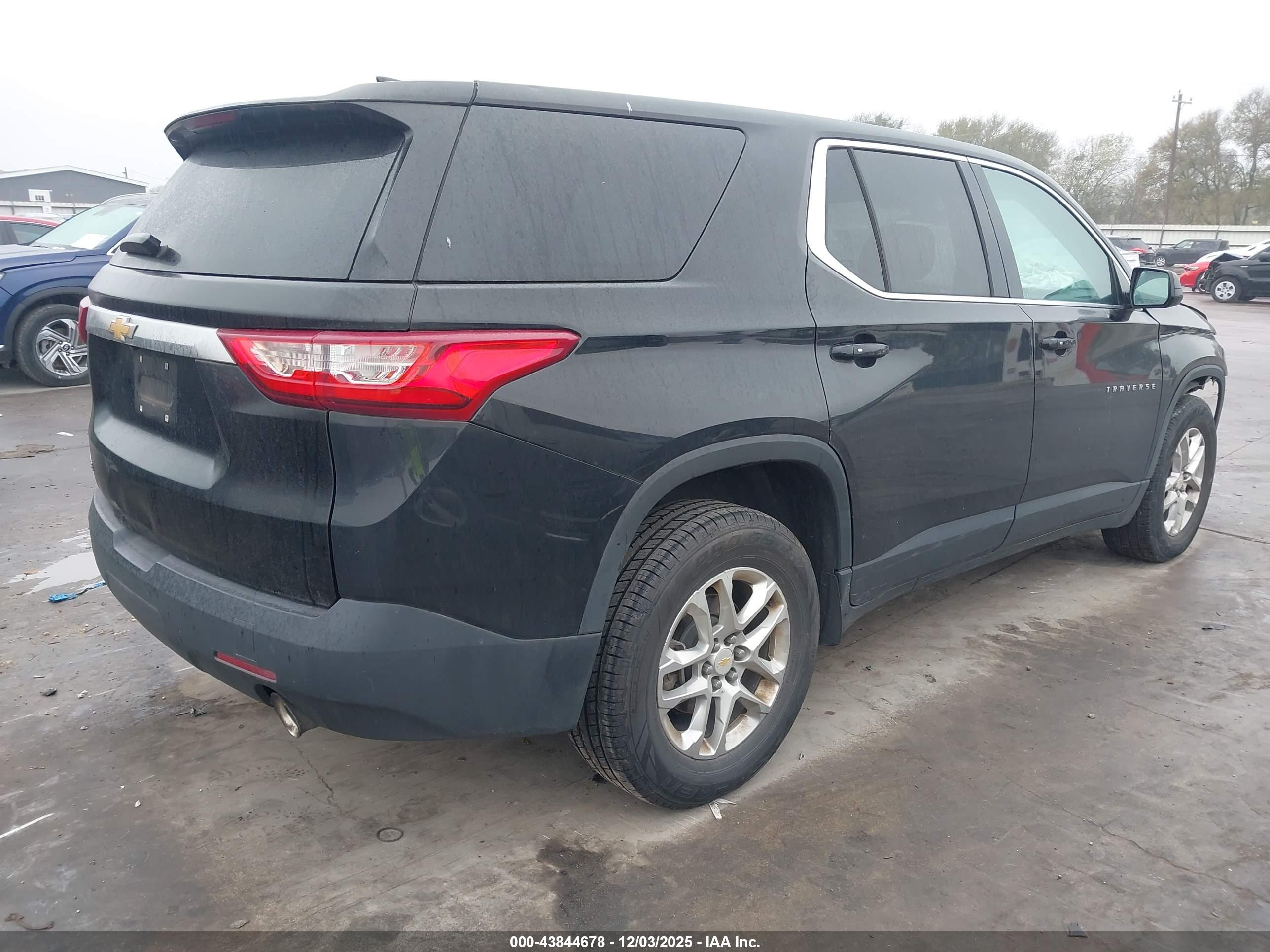 CHEVROLET TRAVERSE image 4