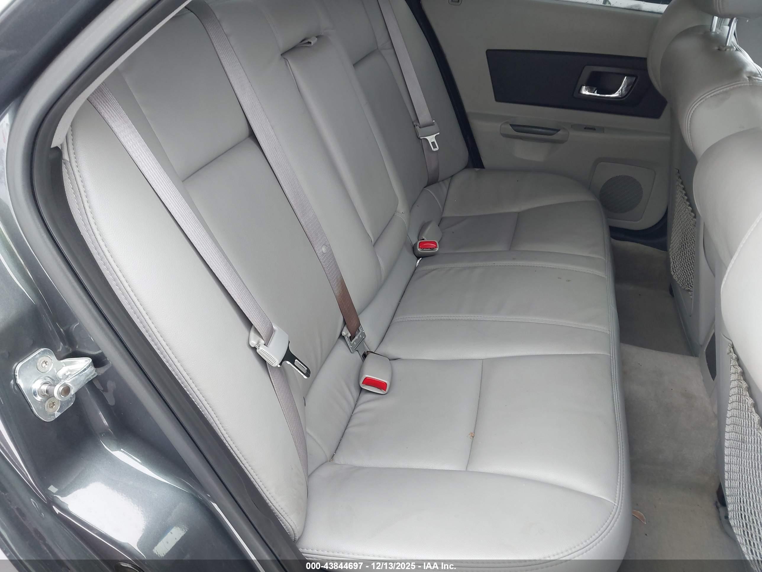 CADILLAC CTS image 8