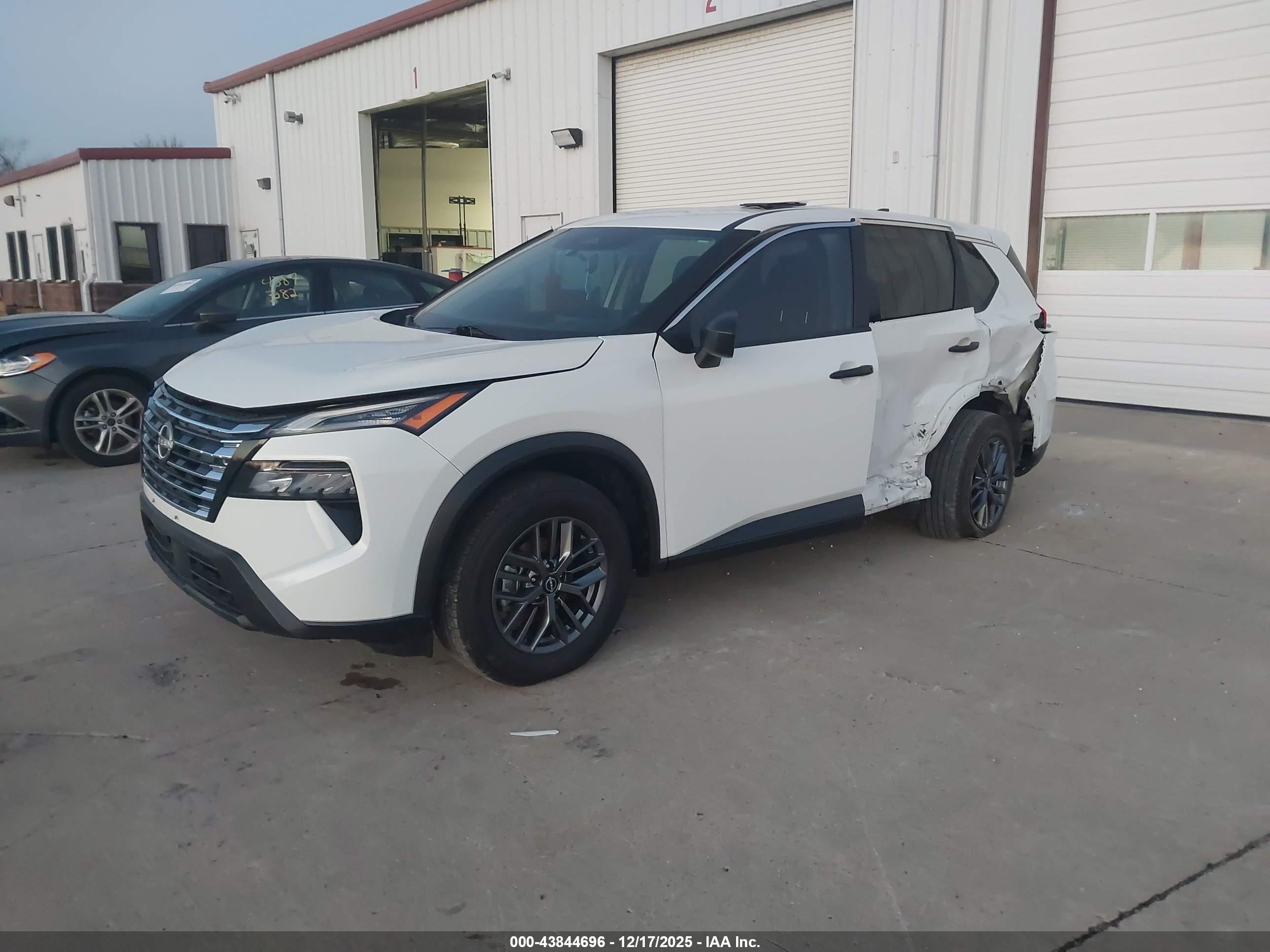 NISSAN ROGUE image 2