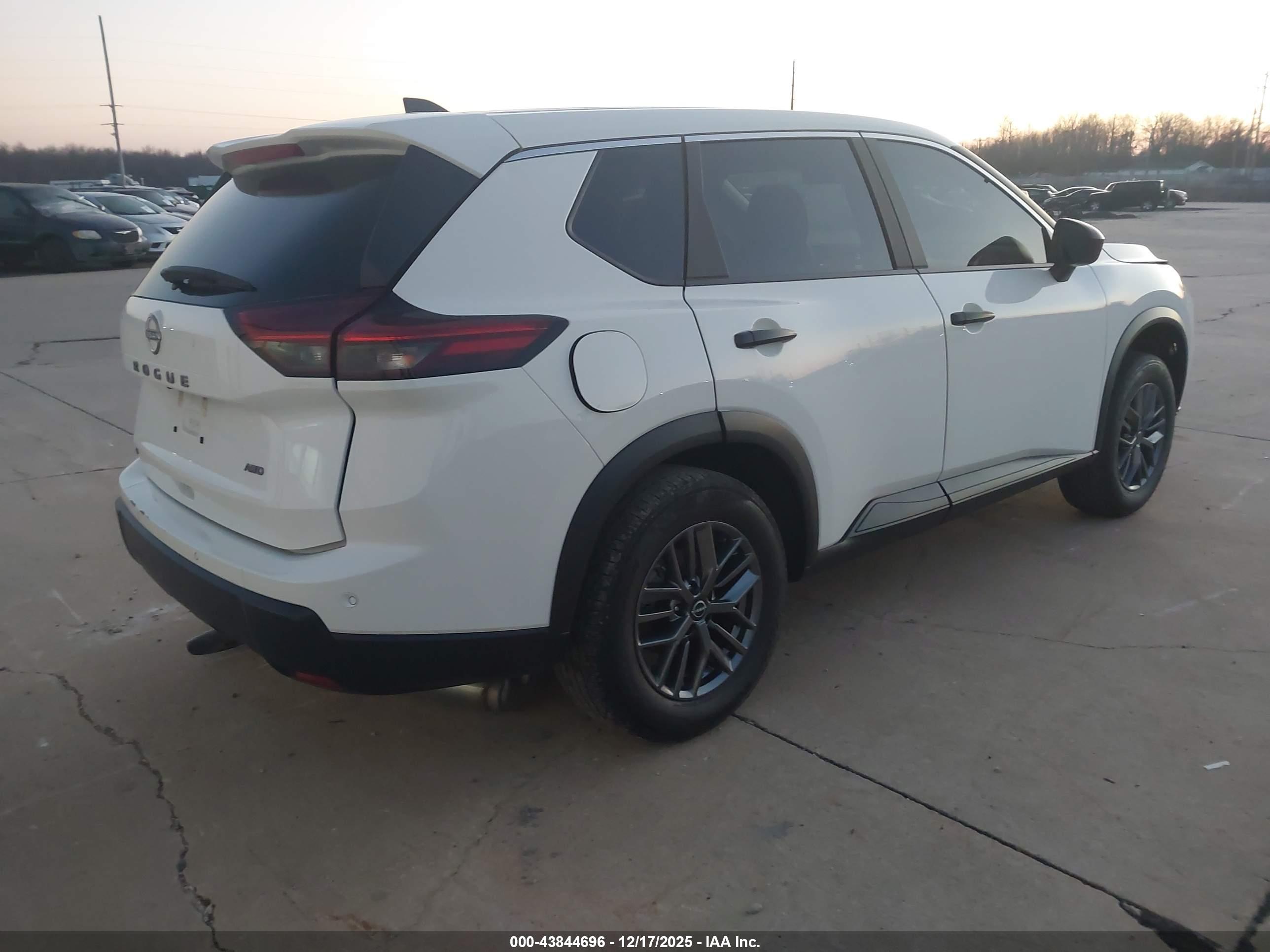 NISSAN ROGUE image 4