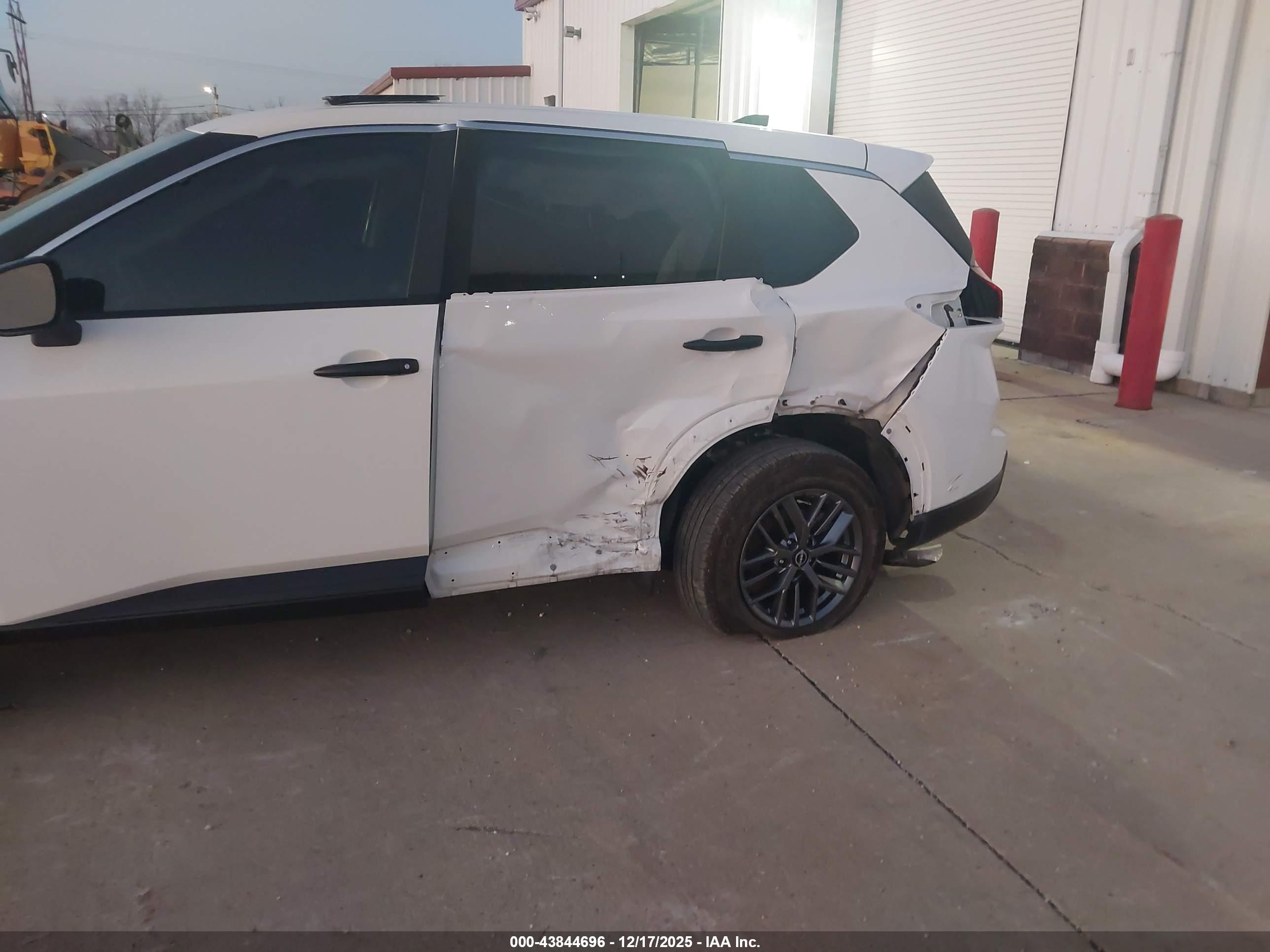 NISSAN ROGUE image 6