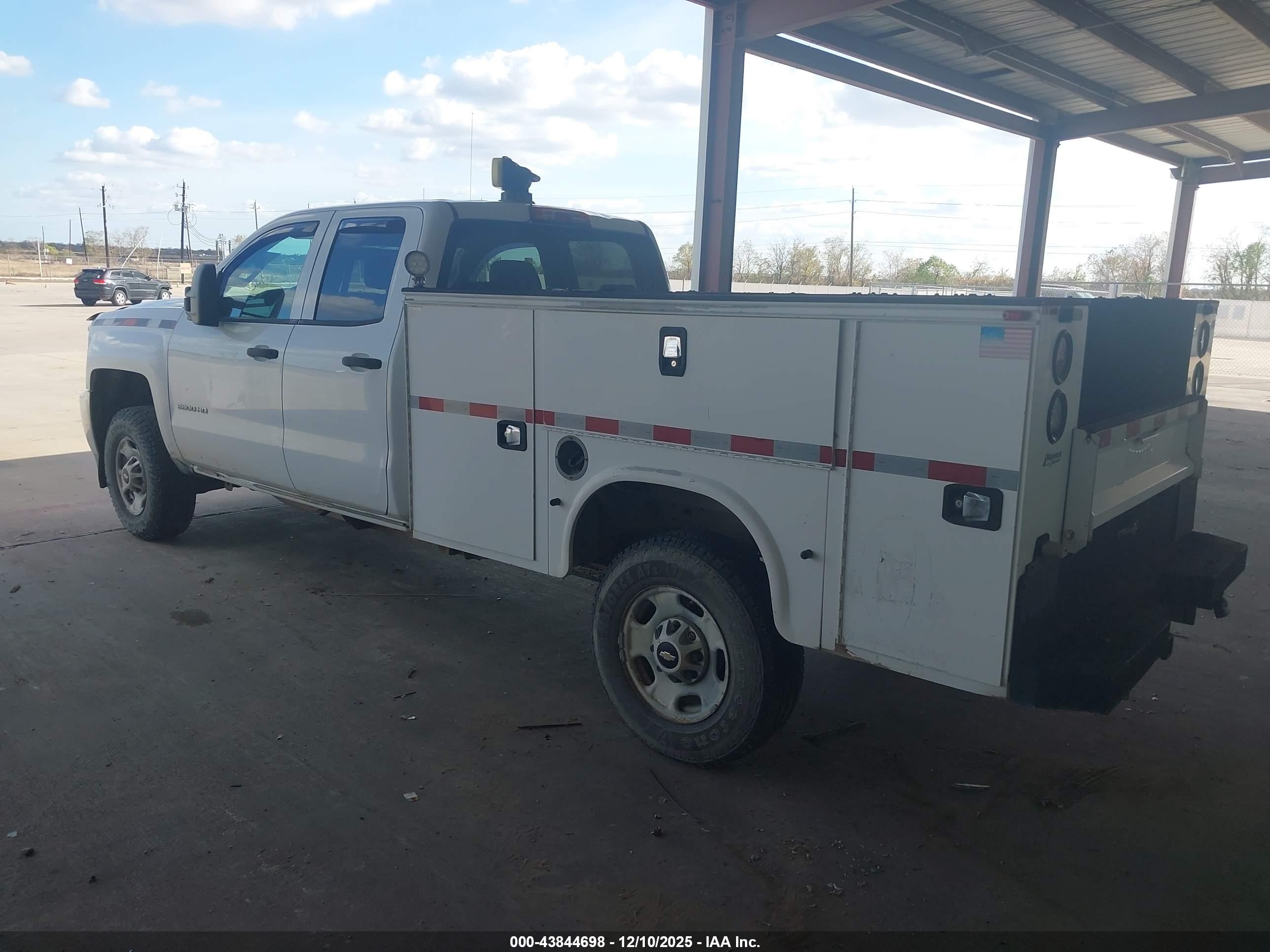 CHEVROLET SILVERADO image 3