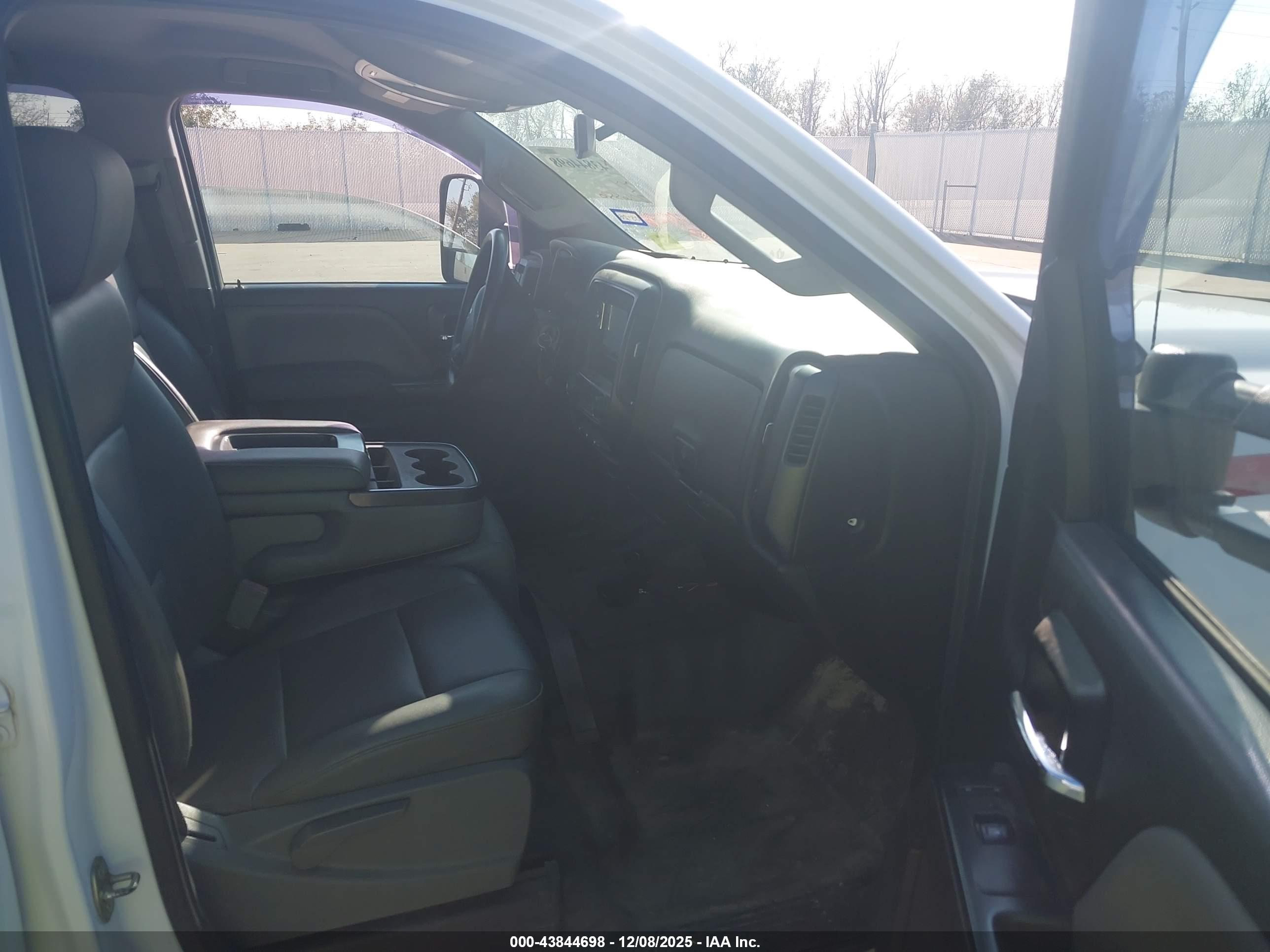 CHEVROLET SILVERADO image 5
