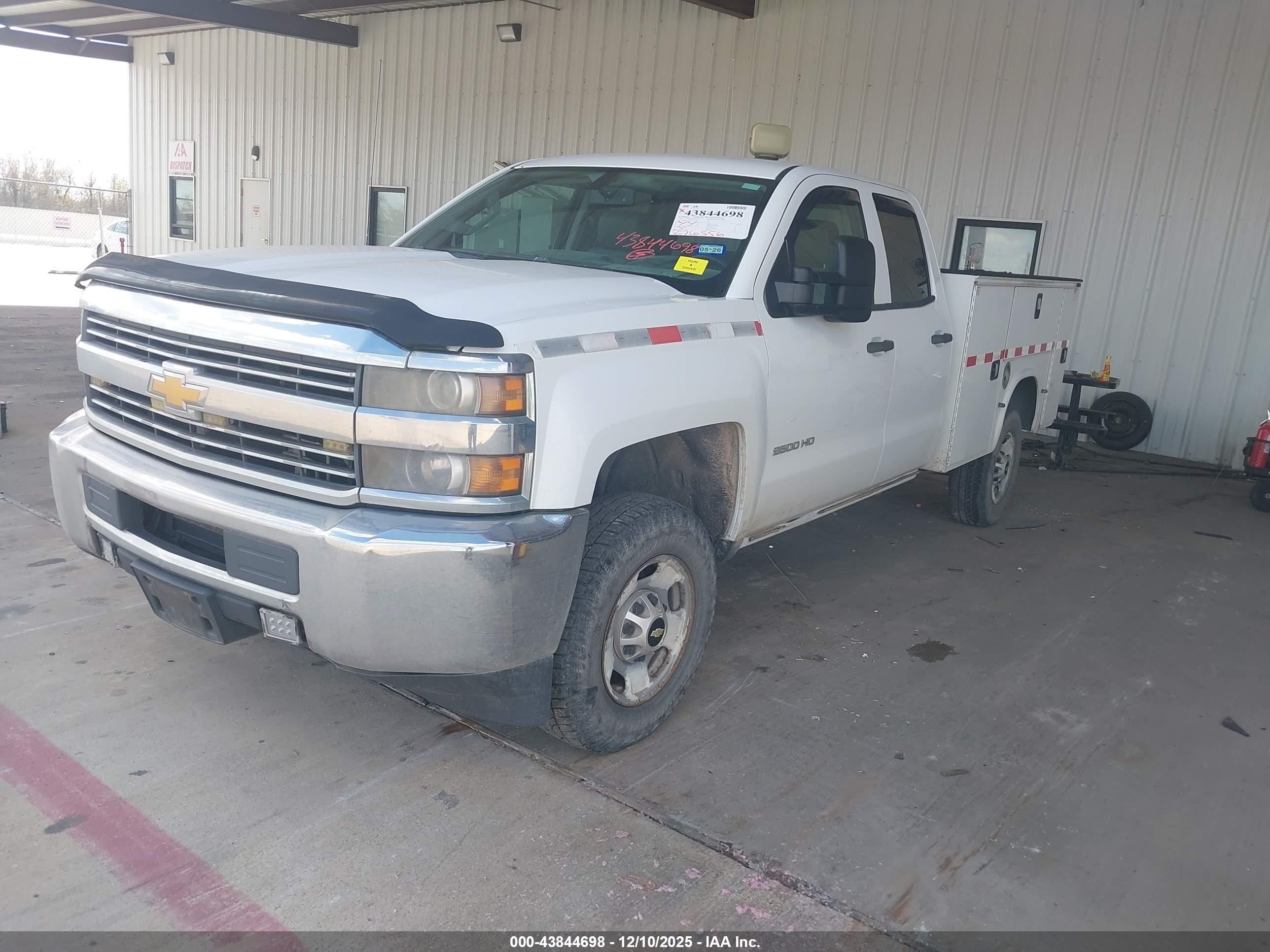 CHEVROLET SILVERADO image 6