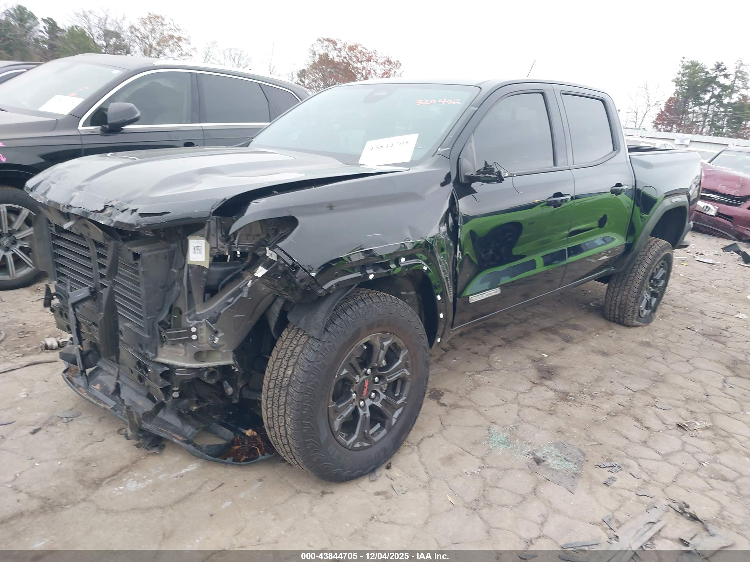 GMC CANYON image 2