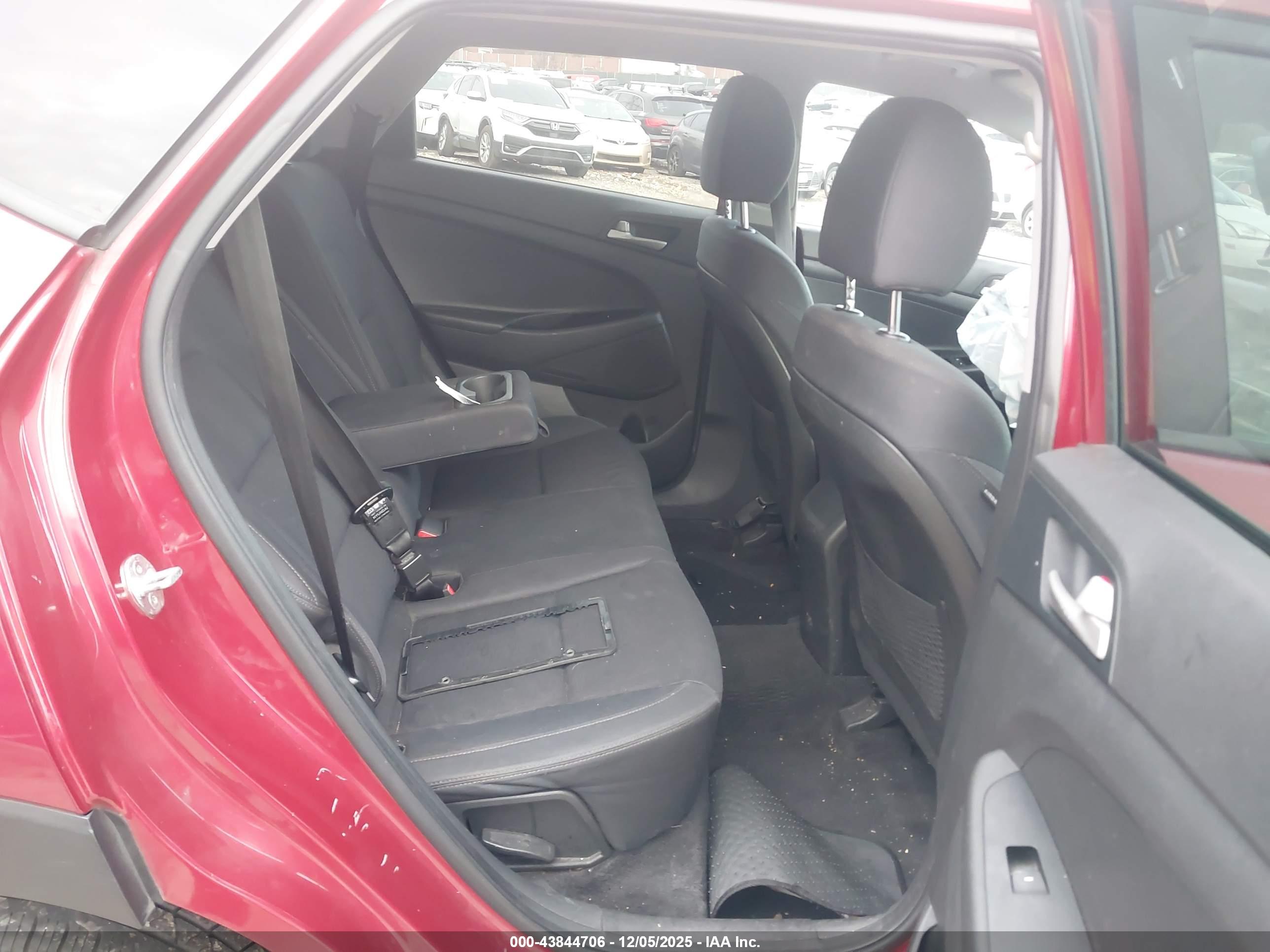 HYUNDAI TUCSON image 8