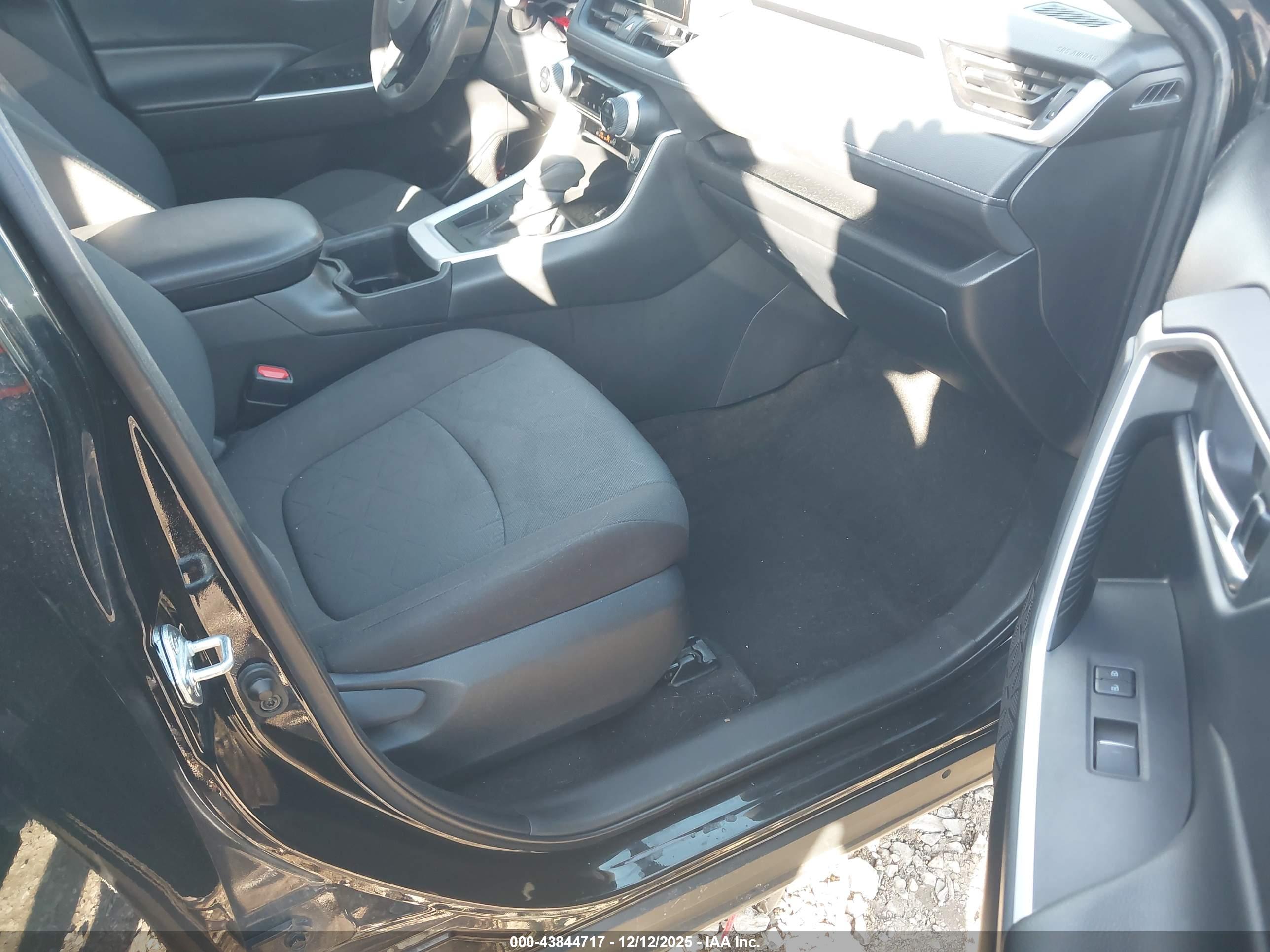 TOYOTA RAV4 image 5