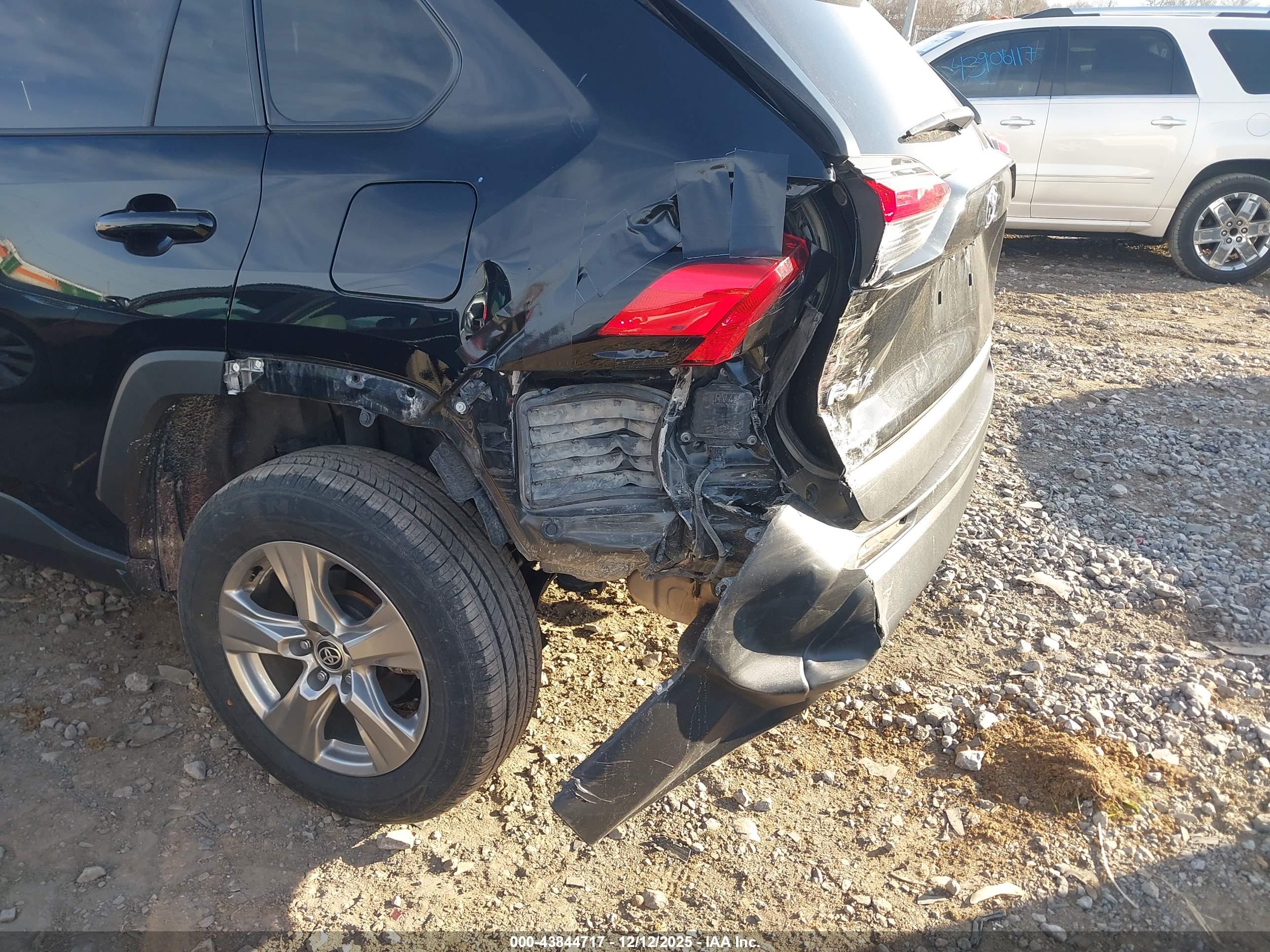 TOYOTA RAV4 image 6