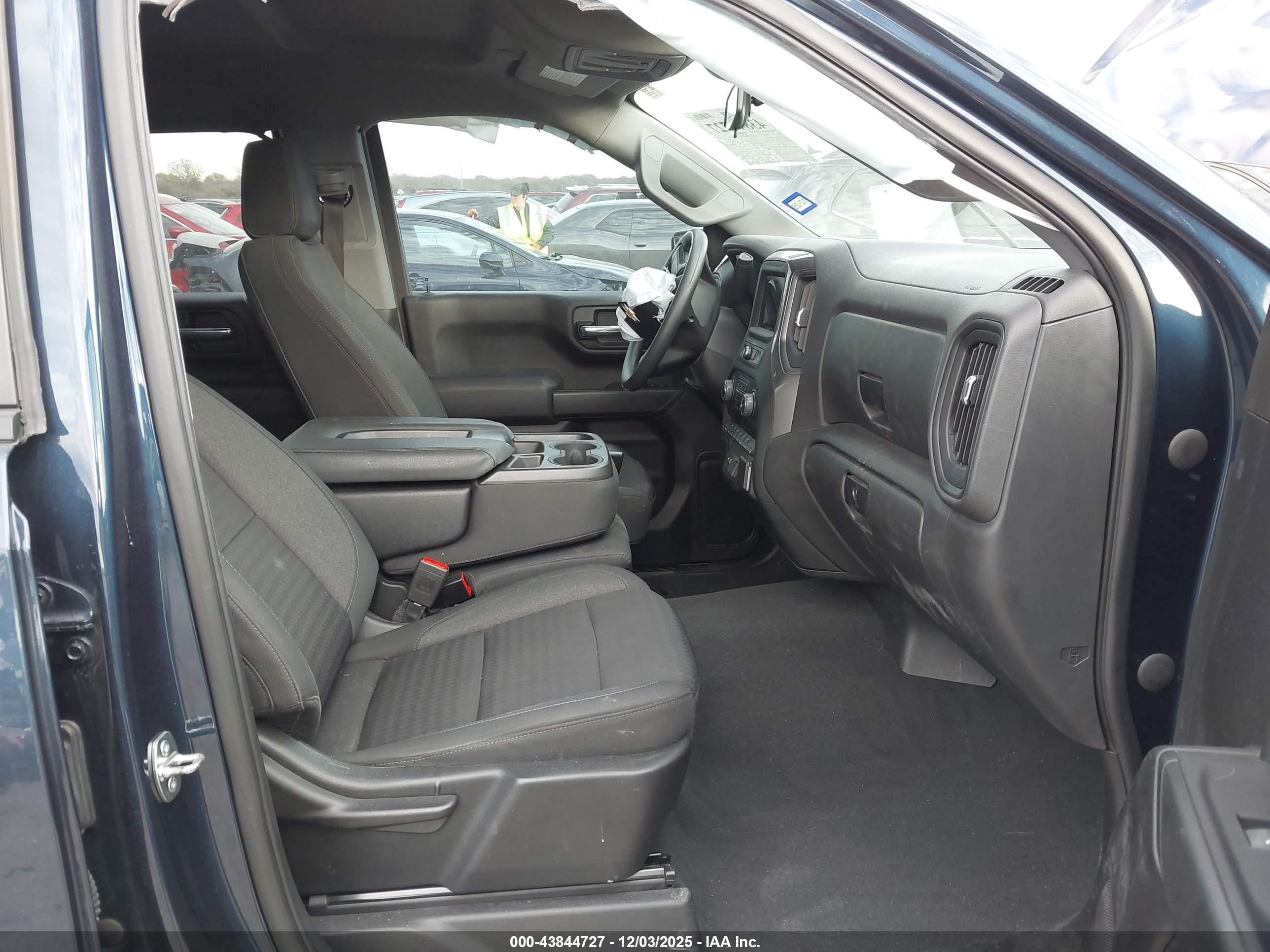 CHEVROLET SILVERADO image 5