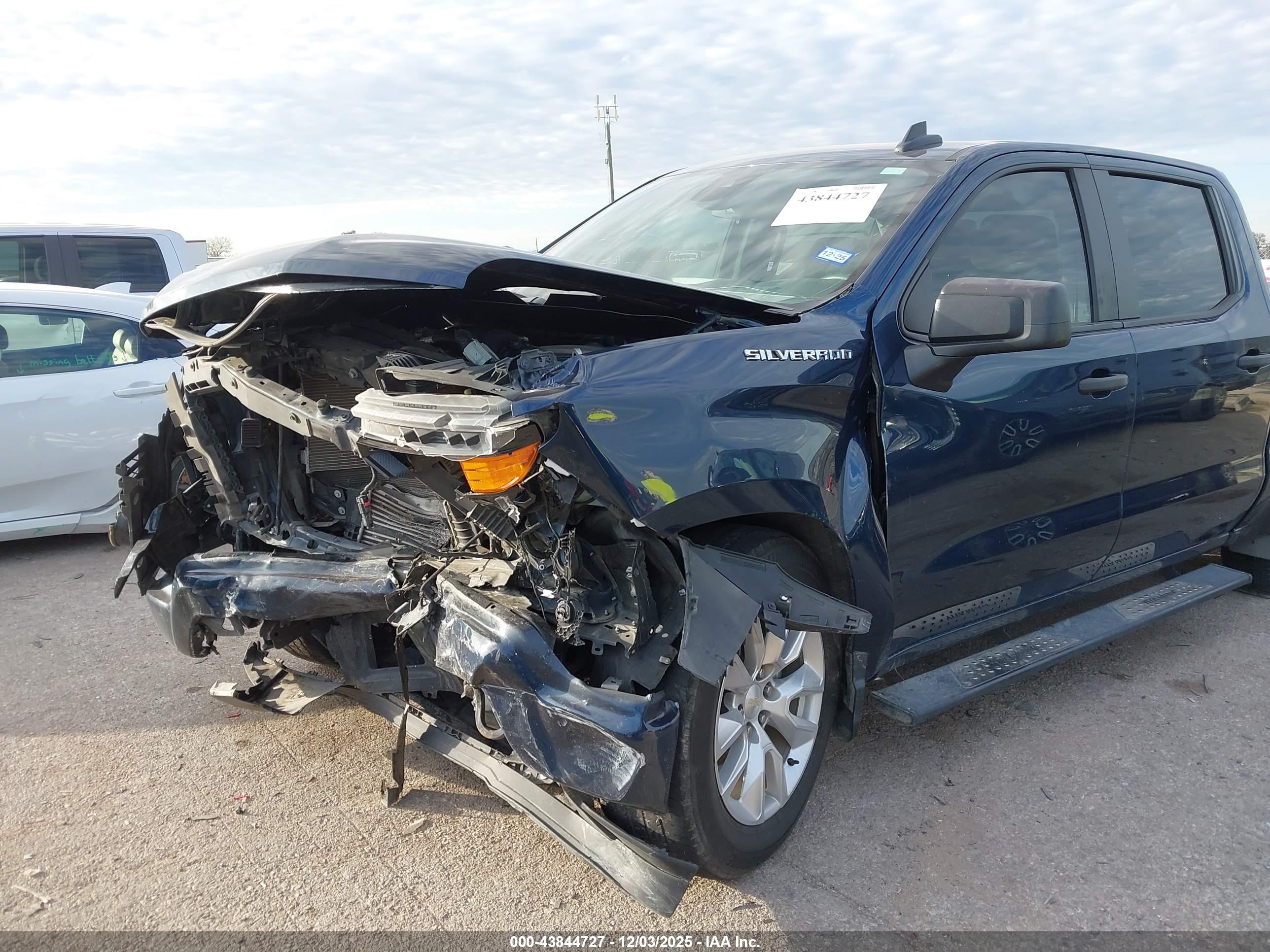 CHEVROLET SILVERADO image 6