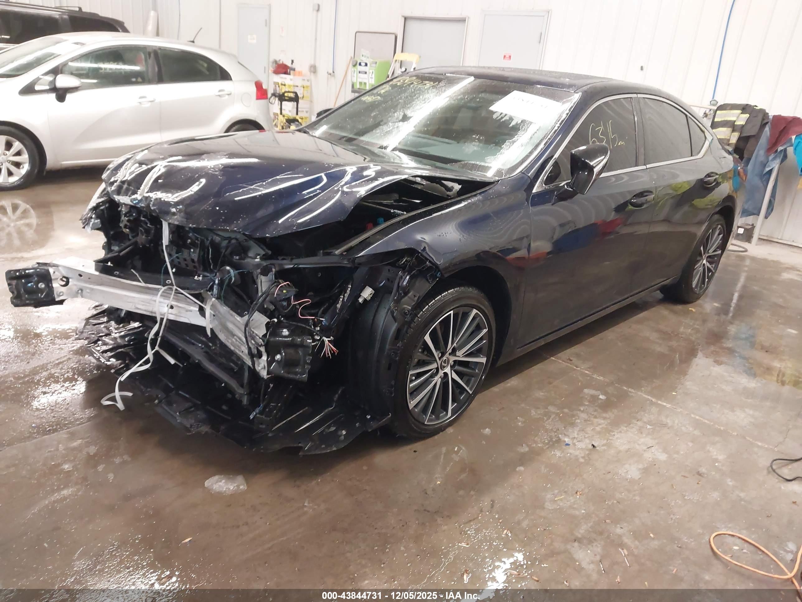 LEXUS ES image 2