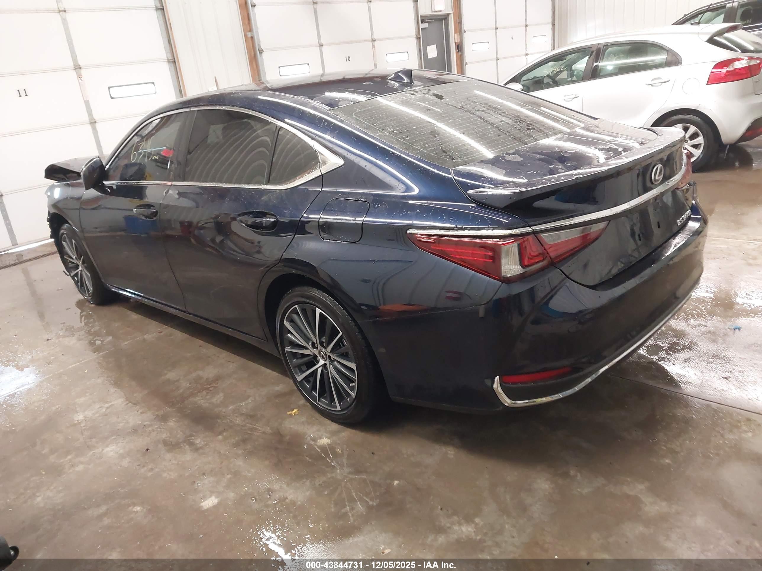 LEXUS ES image 3