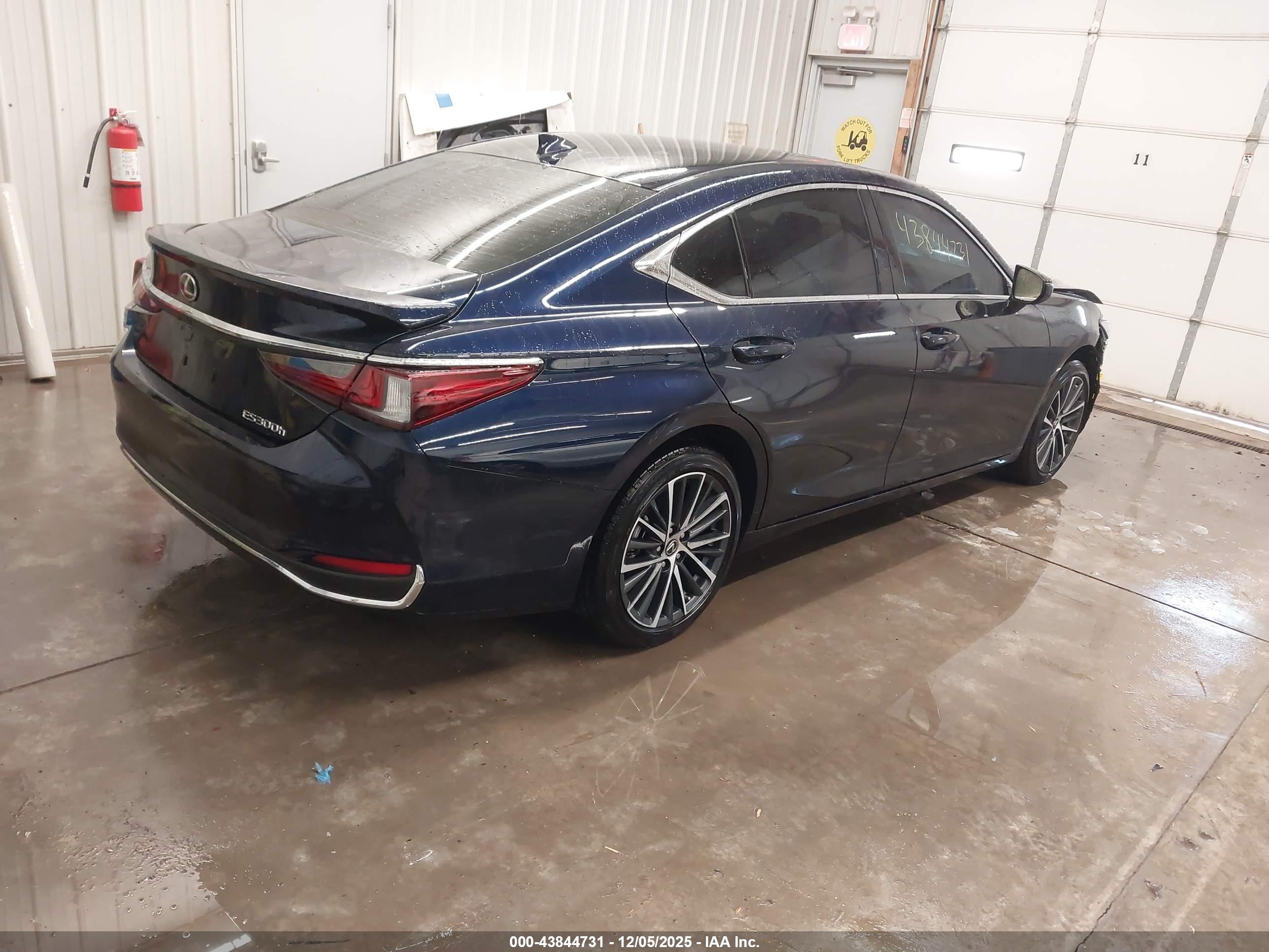 LEXUS ES image 4