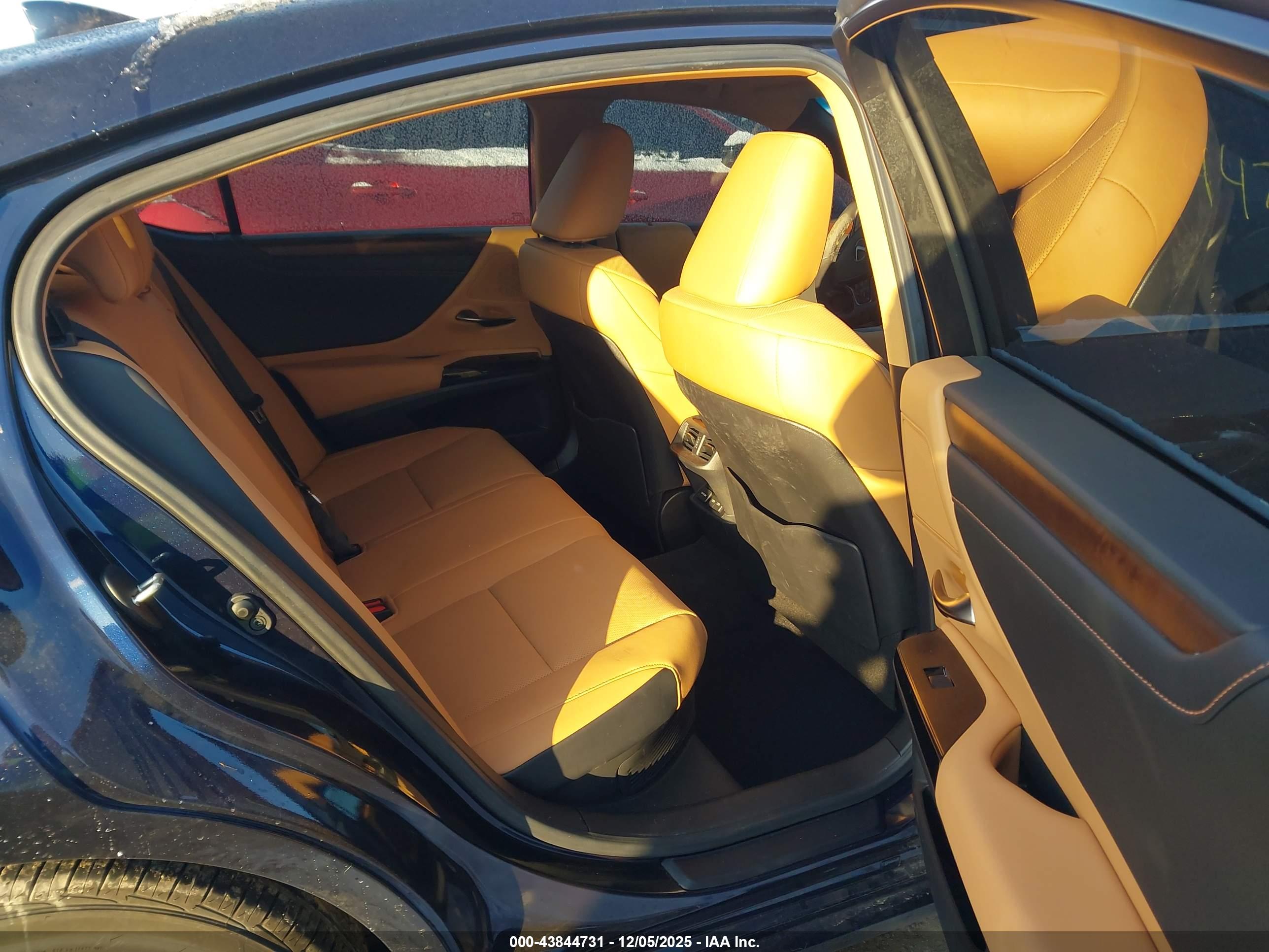 LEXUS ES image 8