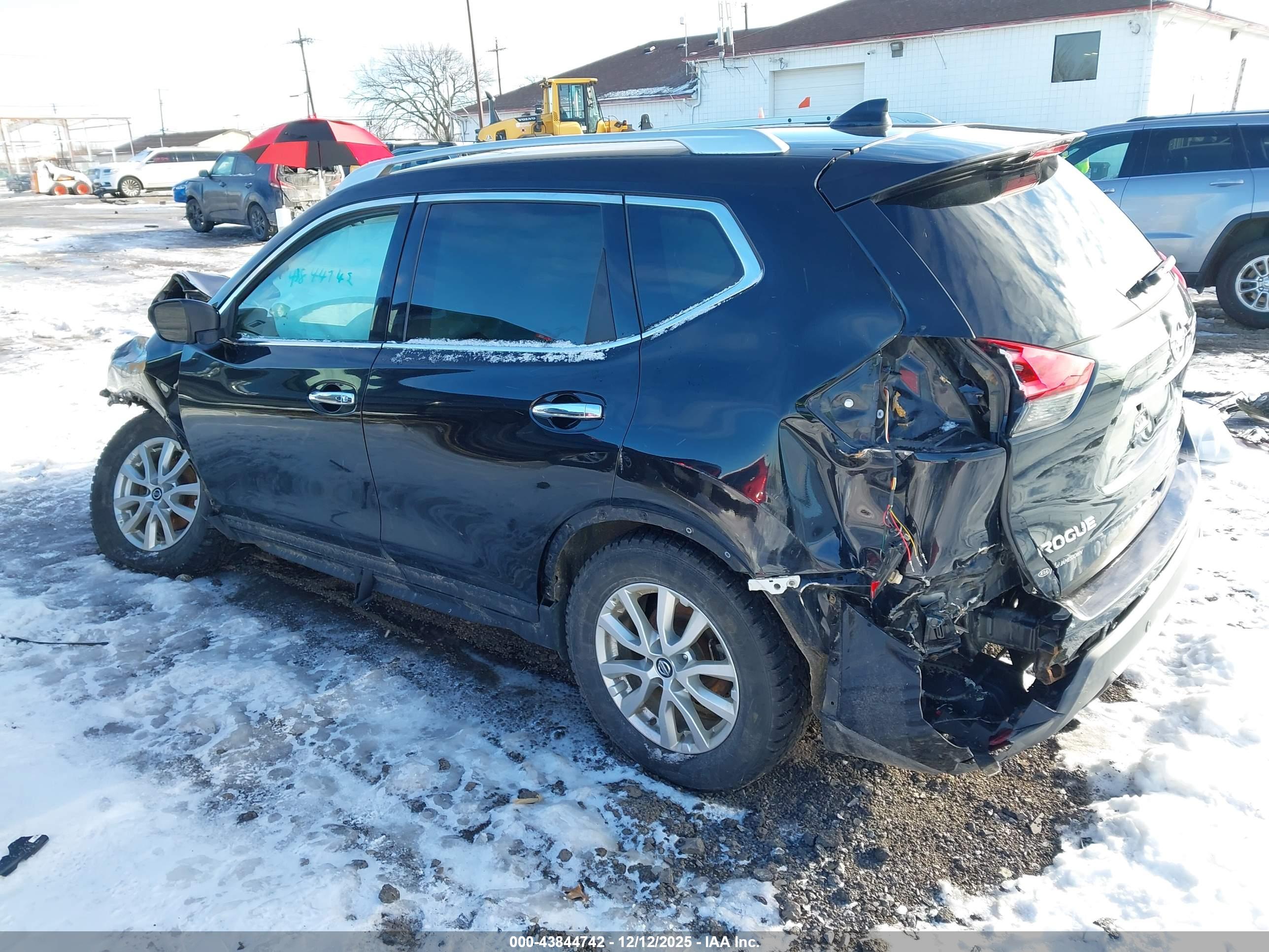 NISSAN ROGUE image 3