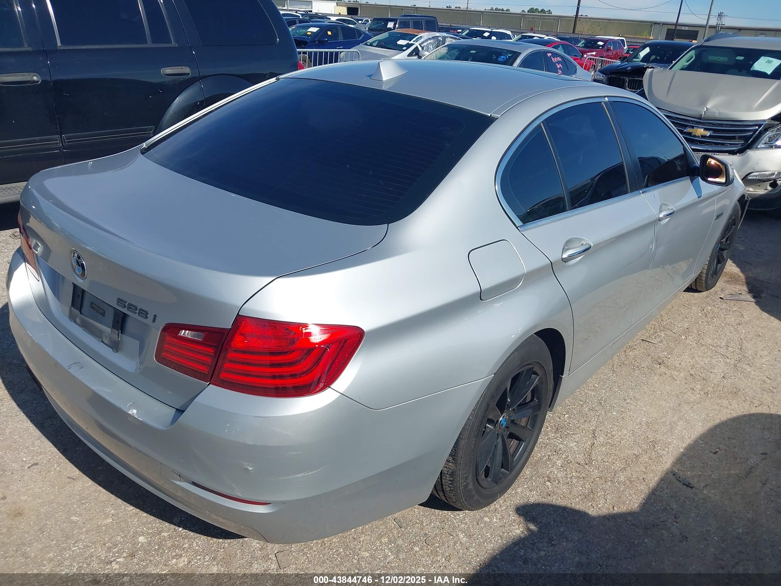 BMW 528I image 4