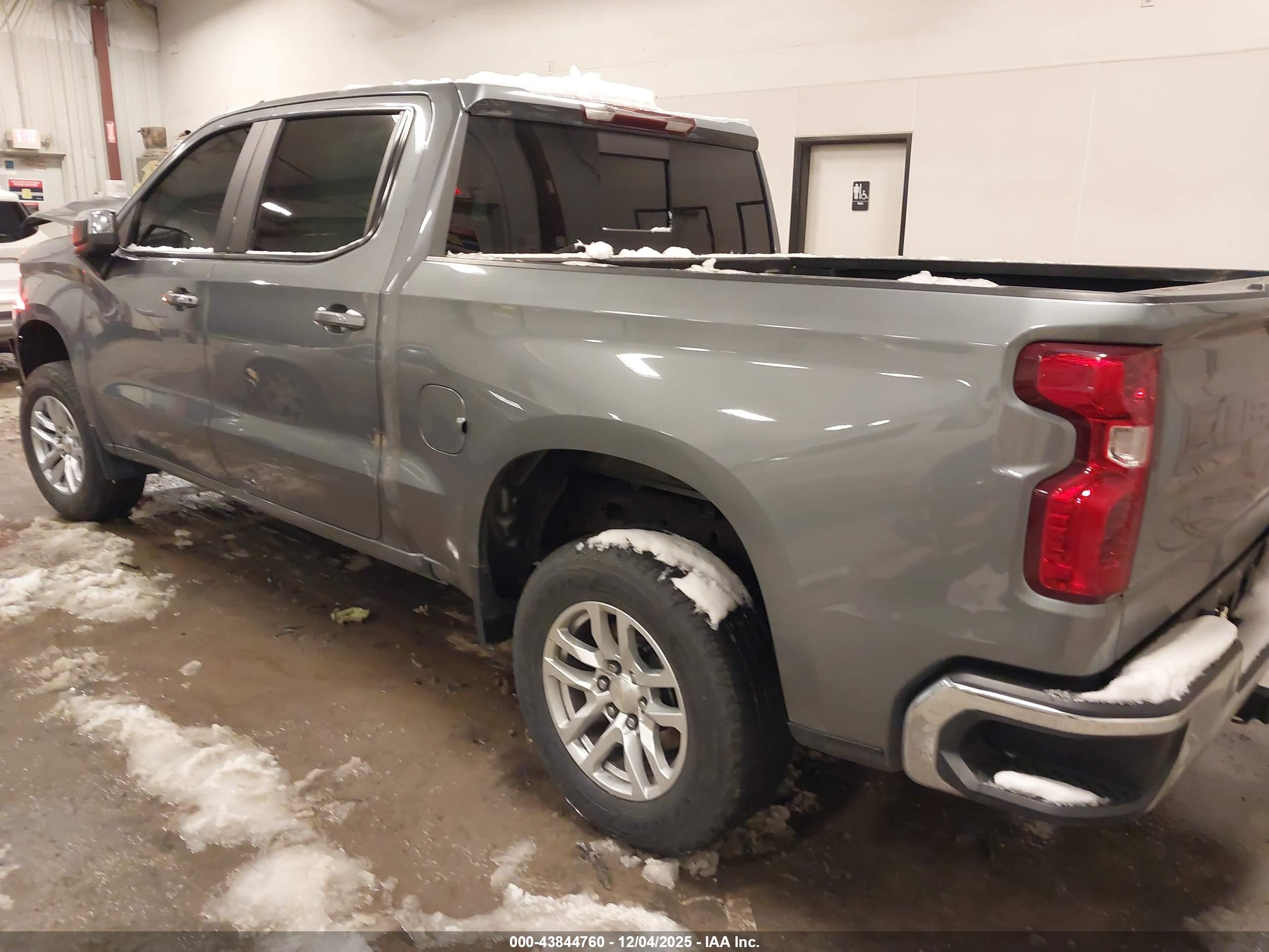 CHEVROLET SILVERADO image 3