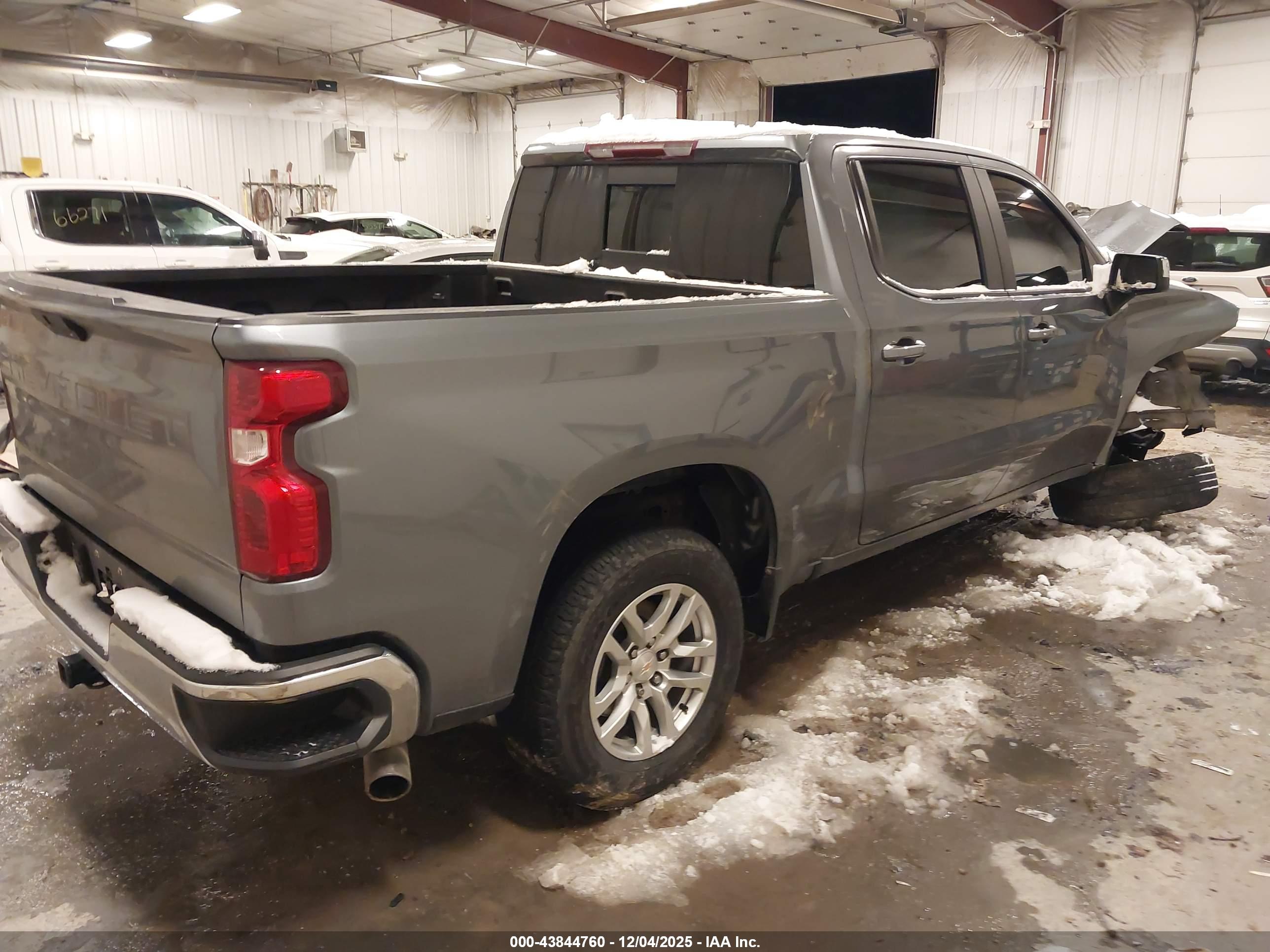 CHEVROLET SILVERADO image 4